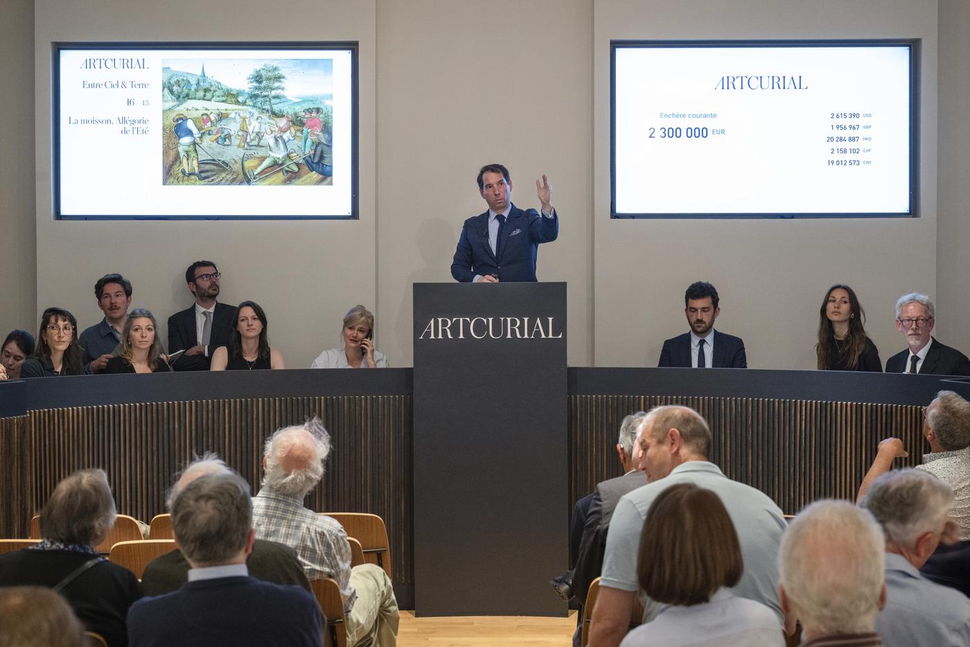 Matthieu Fournier adjugeant La moisson Allégorie de l’été lors de la vente aux enchères du 30 avril chez Artcurial.