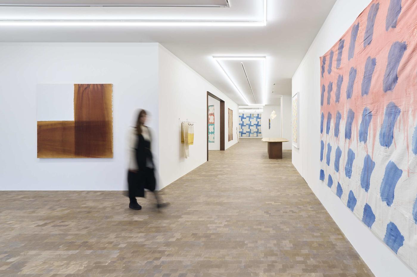 Les oeuvres de Marc Devade, Noël Dolla, Jean-Pierre Pincemin et Claude Viallat, exposition "Supports/Surfaces", Ceysson & Bénétière Tokyo.