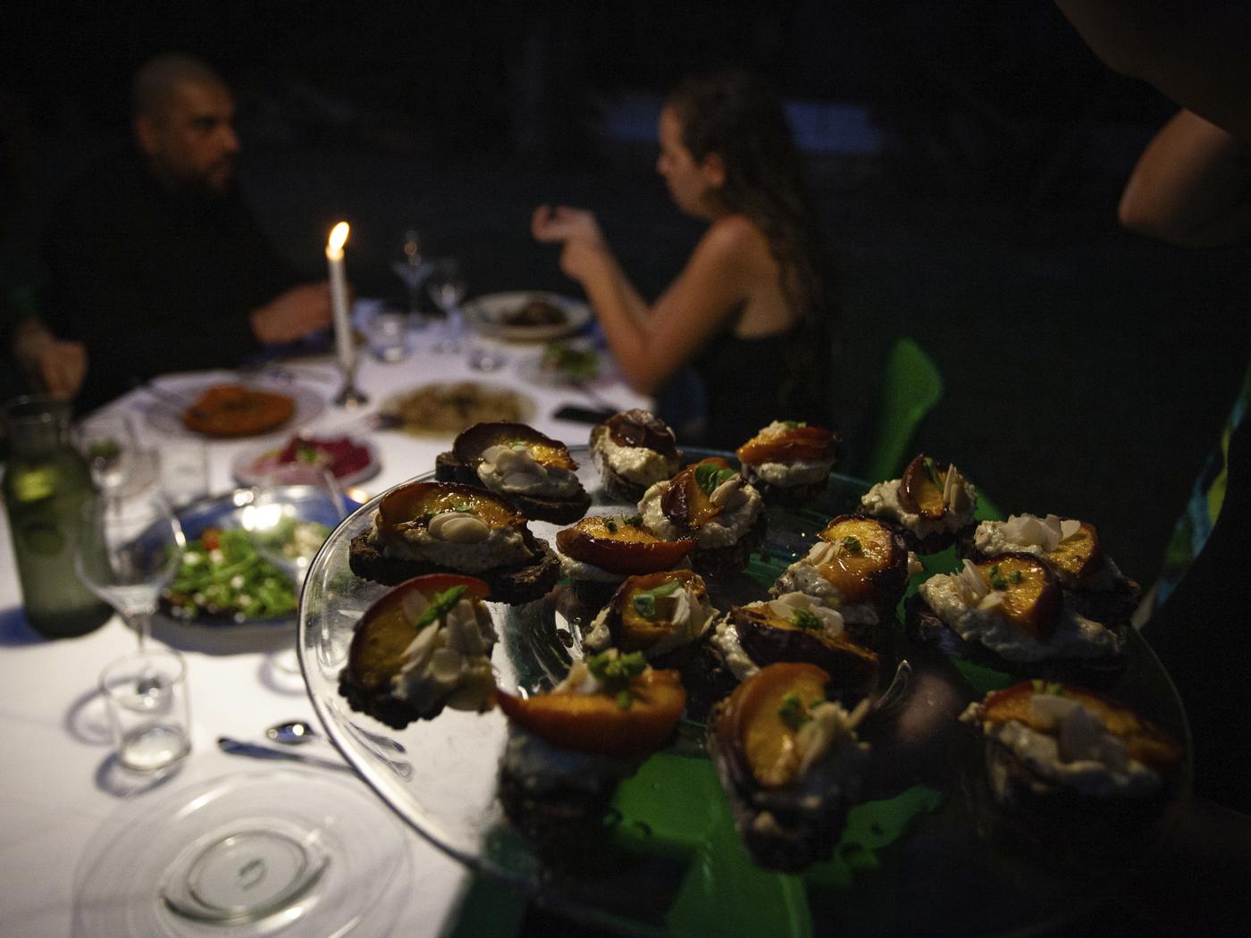 Une bruschetta de pêche caramélisée et ricotta à la crème de pistache servi lors d’un diner de levée de fond dans le jardin de la résidence d'artistes Mouhit à Tunis.