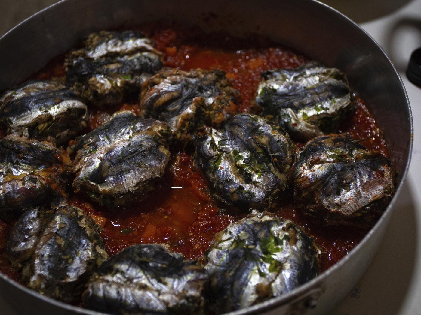 Osbane de sardines et sa sauce tomate préparé par Samar Medrassi et Mohamed Guinoubi pour un diner de levée de fond dans le jardin de la résidence d'artistes Mouhit à Tunis.