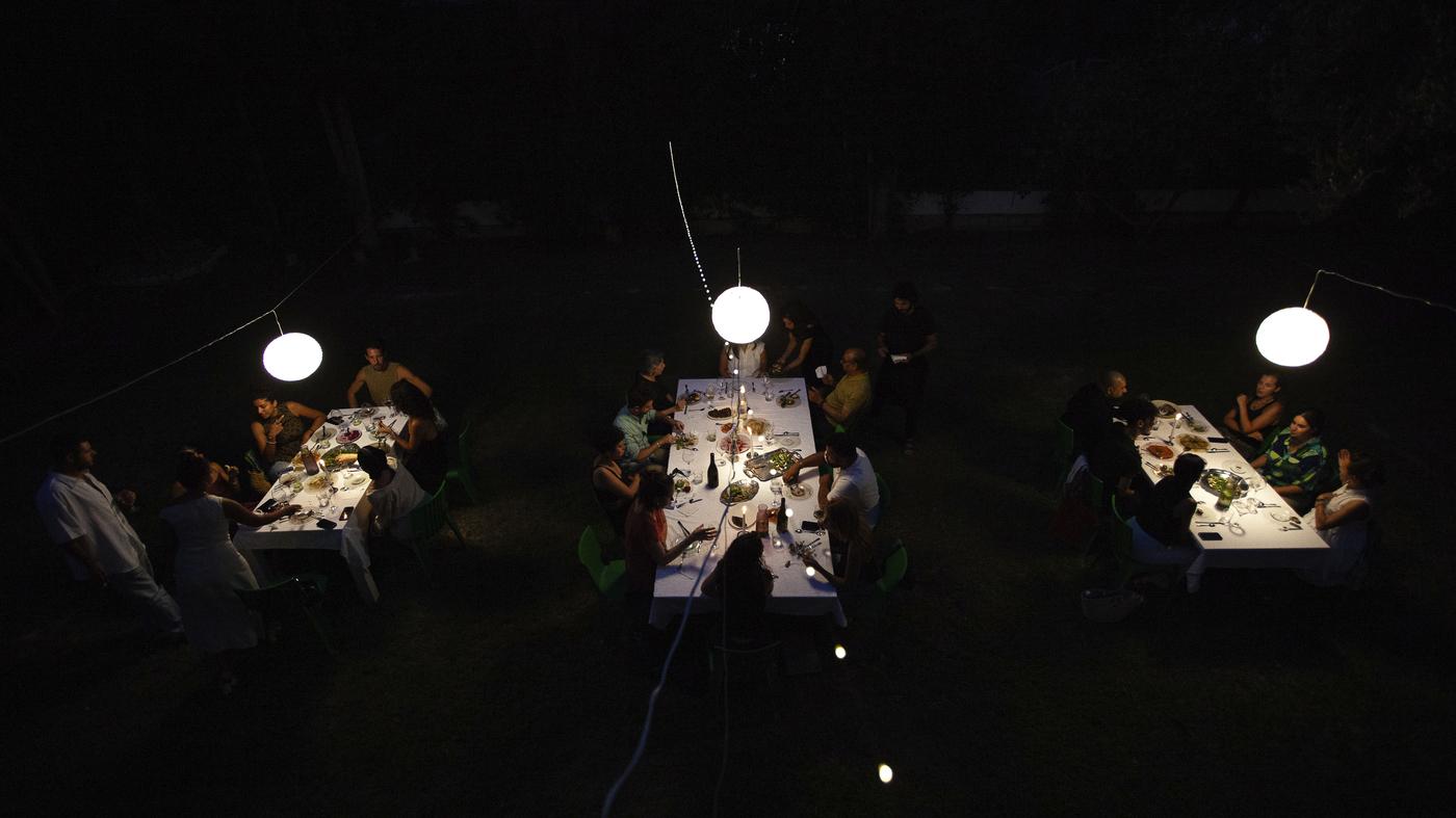 Un diner de levée de fond dans le jardin de la résidence d'artistes Mouhit à Tunis.