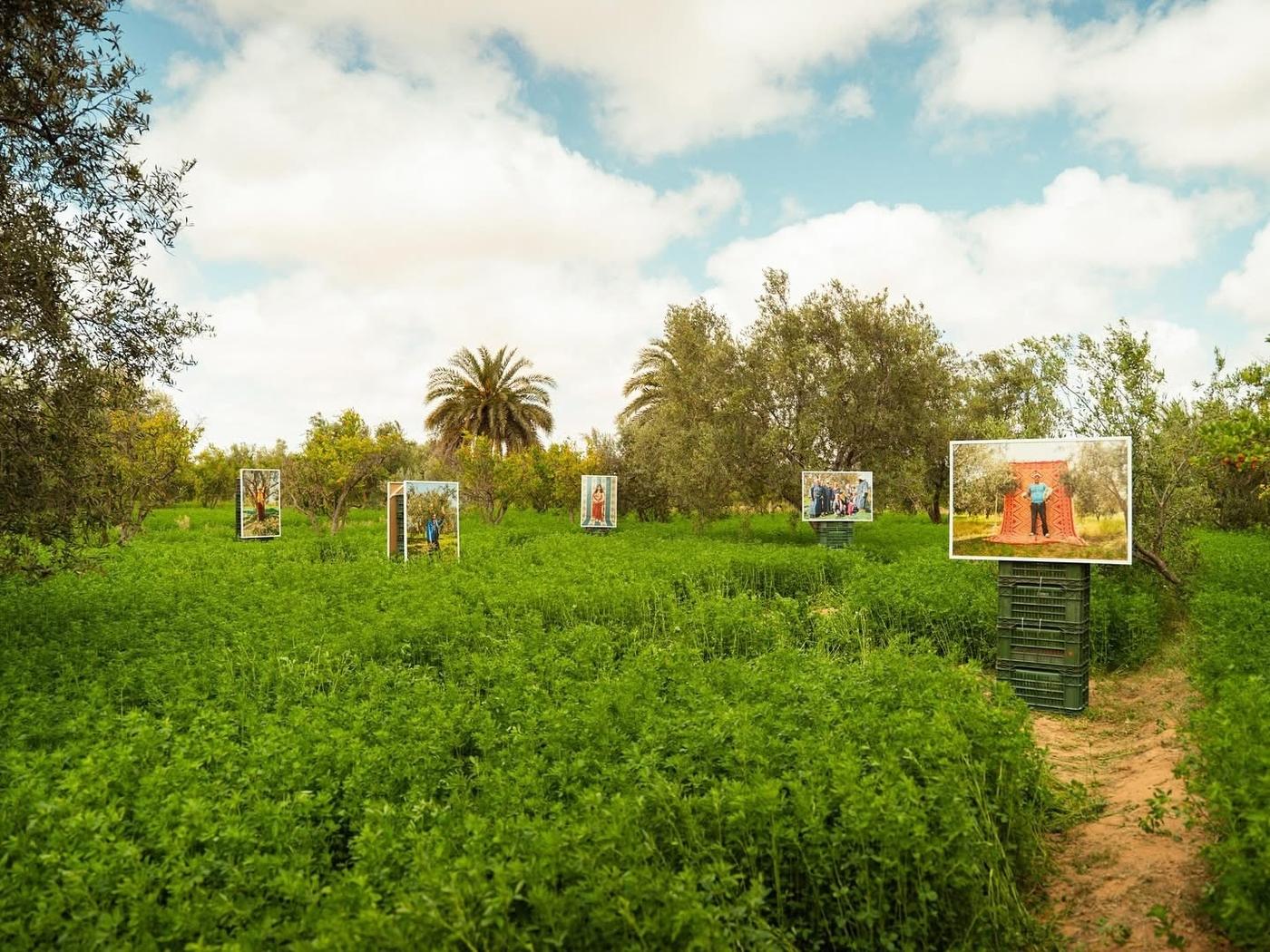 L’exposition des photographies de Hassan Hajjaj « GABÈS 1447 » à Tacapae à Gabès en avril 2025.
