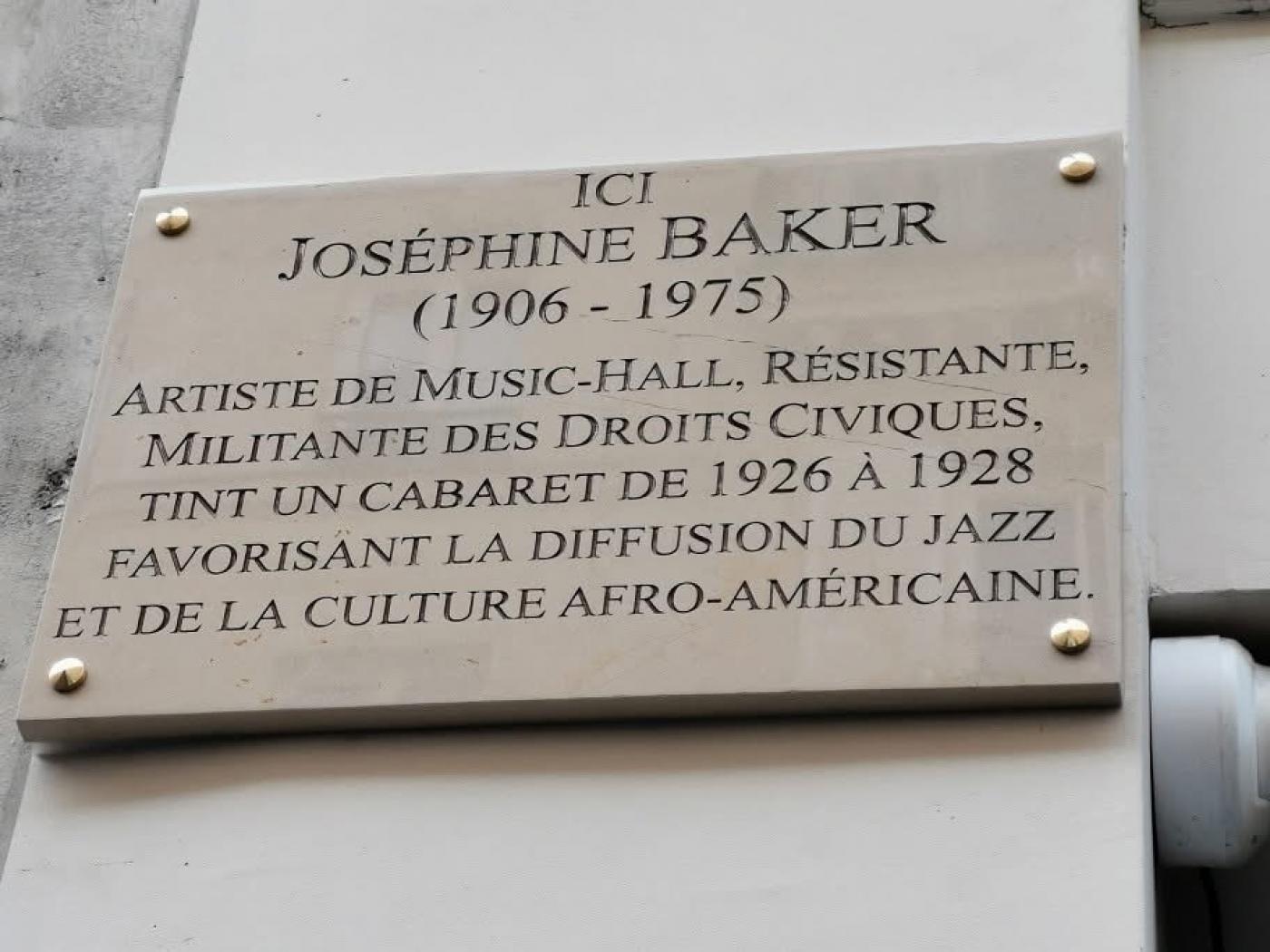 Une plaque en hommage à Joséphine Baker rue Fontaine dans le 9ème arrondissement de Paris.