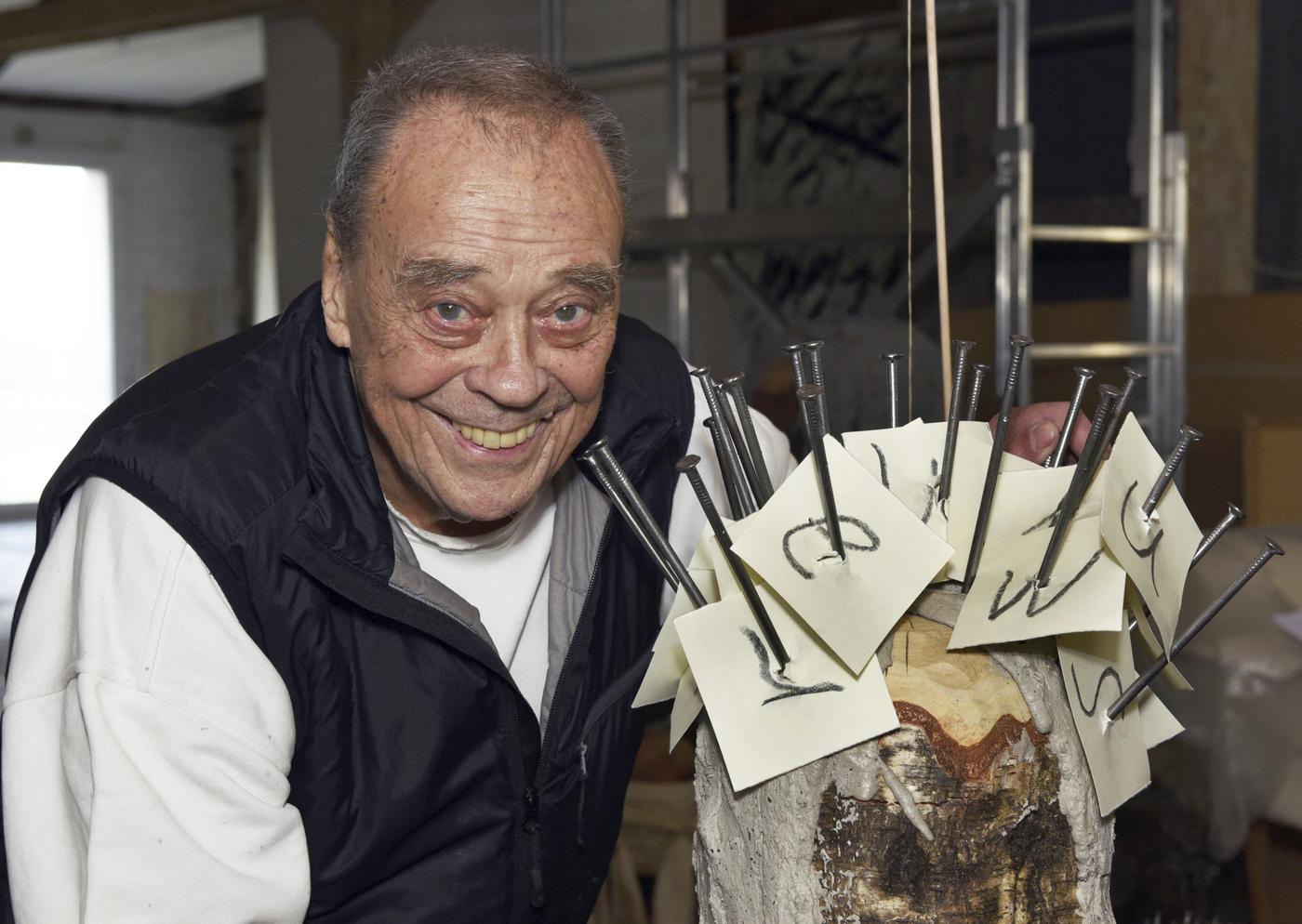 Disparition de l’artiste Günther Uecker, maître du clou