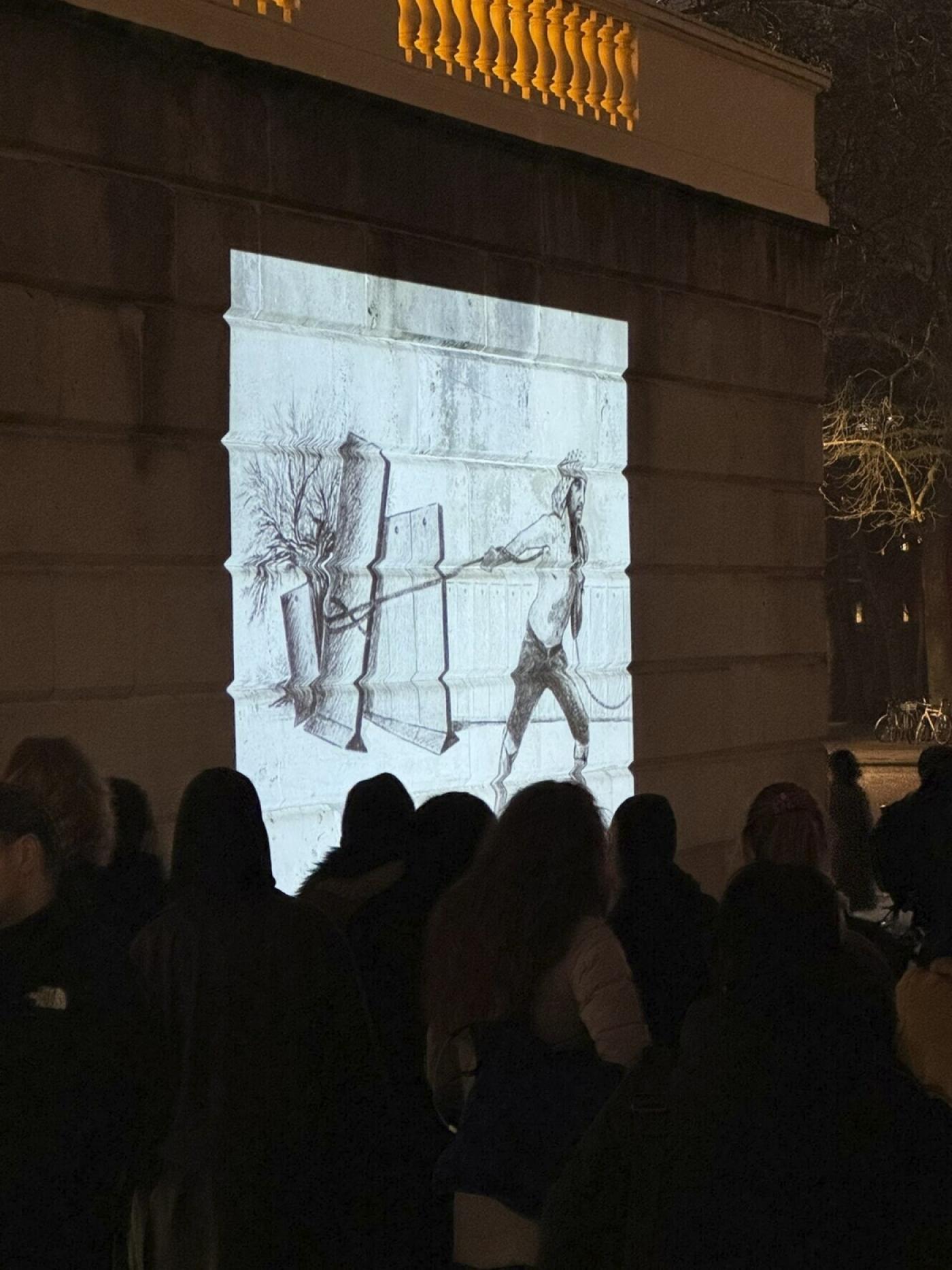 Une projection de la biennale de Gaza lors d’un rassemblement en janvier 2025 devant l’Institute of Contemporary Arts (ICA).