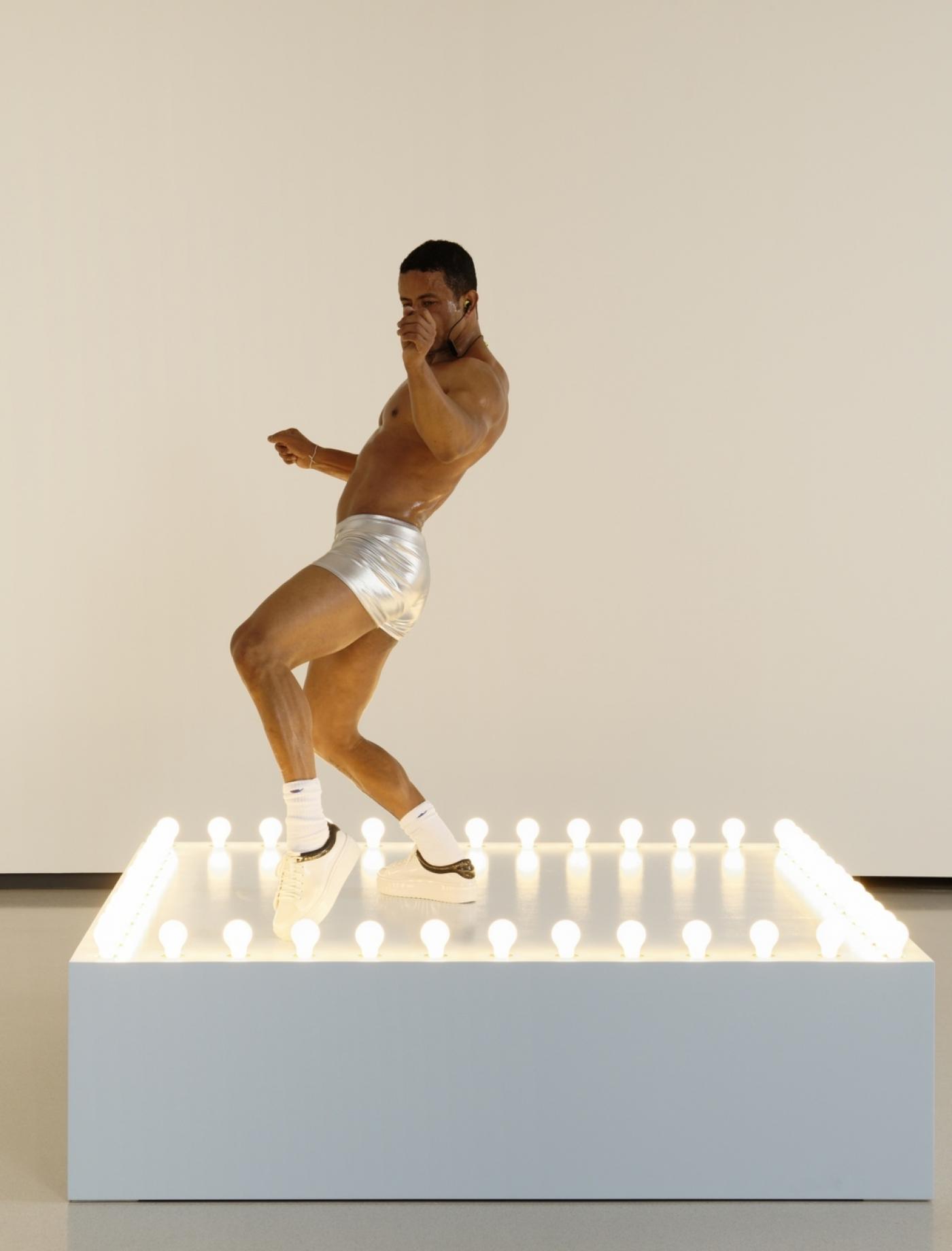 Felix Gonzalez-Torres, Untitled (Go-Go Dancing Platform), 1991, bois, ampoules, prises de courant, cordon électrique et peinture53x183x183 cm.