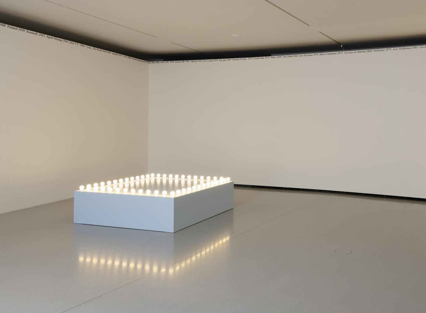Felix Gonzalez-Torres, Untitled (Go-Go Dancing Platform), 1991, bois, ampoules, prises de courant, cordon électrique et peinture53x183x183 cm. Installé dans Une seconde d'éternité, Collection Pinault, Bourse de Commerce, Paris, France, 21 juin 2022-9 janvier 2023.