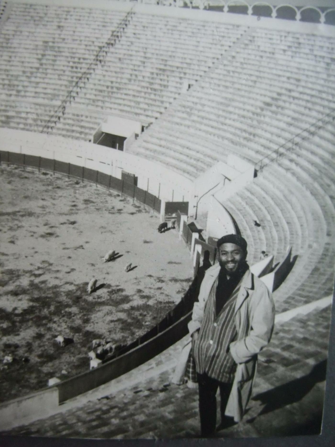 Ted Joans photographié par Grete Moljord lors d’une promenade sur la Plaza de Toros, arène de Tanger, en 1962.