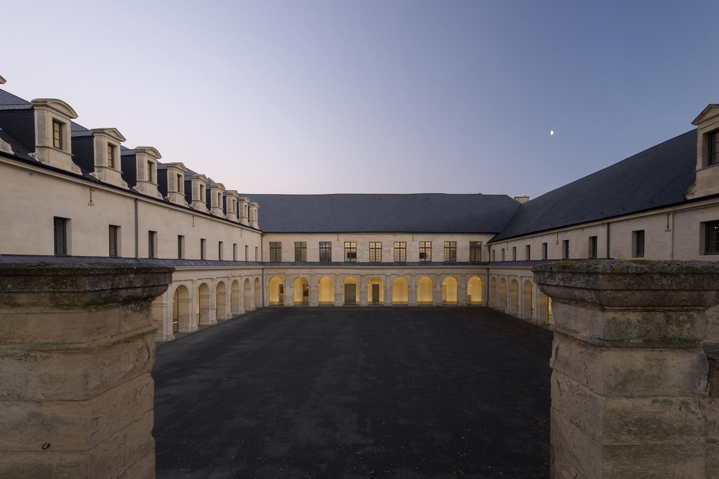 Vue de la cour intérieure du Frac Normandie à Caen.