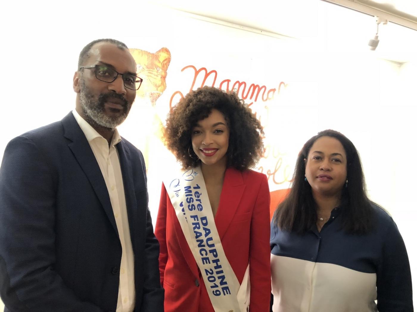 Ophély Mézino, Miss Guadeloupe et 1 ère Dauphine de Miss France, entourée des organisateurs de
l’exposition Éclats d’îles, Olivier Tharsis et Chrystelle Merabli de l’agence Krystel Ann Art.