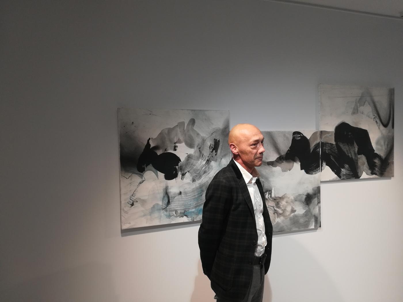 Olivier Catté, devant son Triptyque "Le Jour d"après", 2018, 118 x 240 cm.