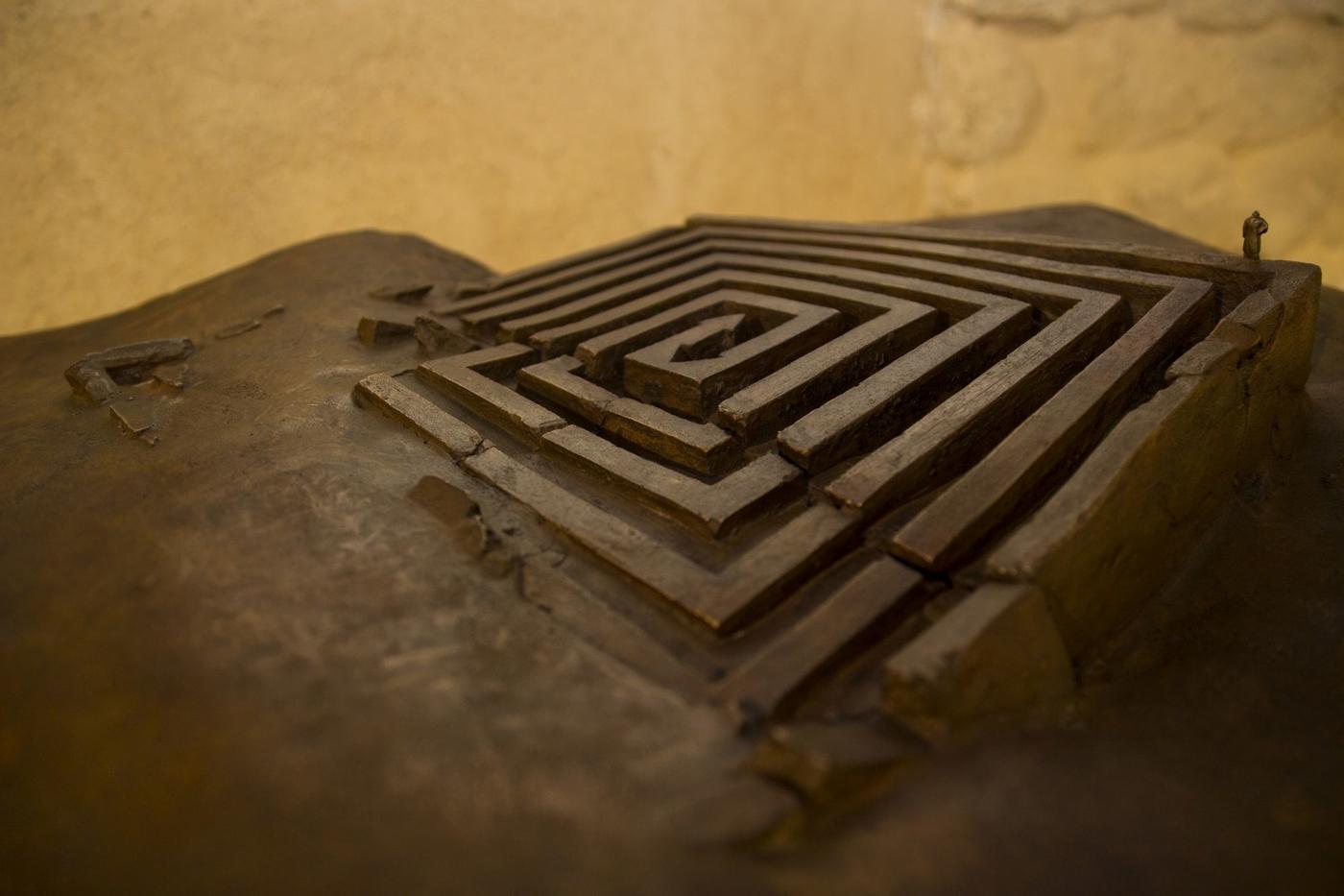 Marc Antoine Mathieu, S.E.N.S - Labyrinthe, bronze, 11 x 61 x 50 cm. Tirage de 8 exemplaires numérotés et signés.