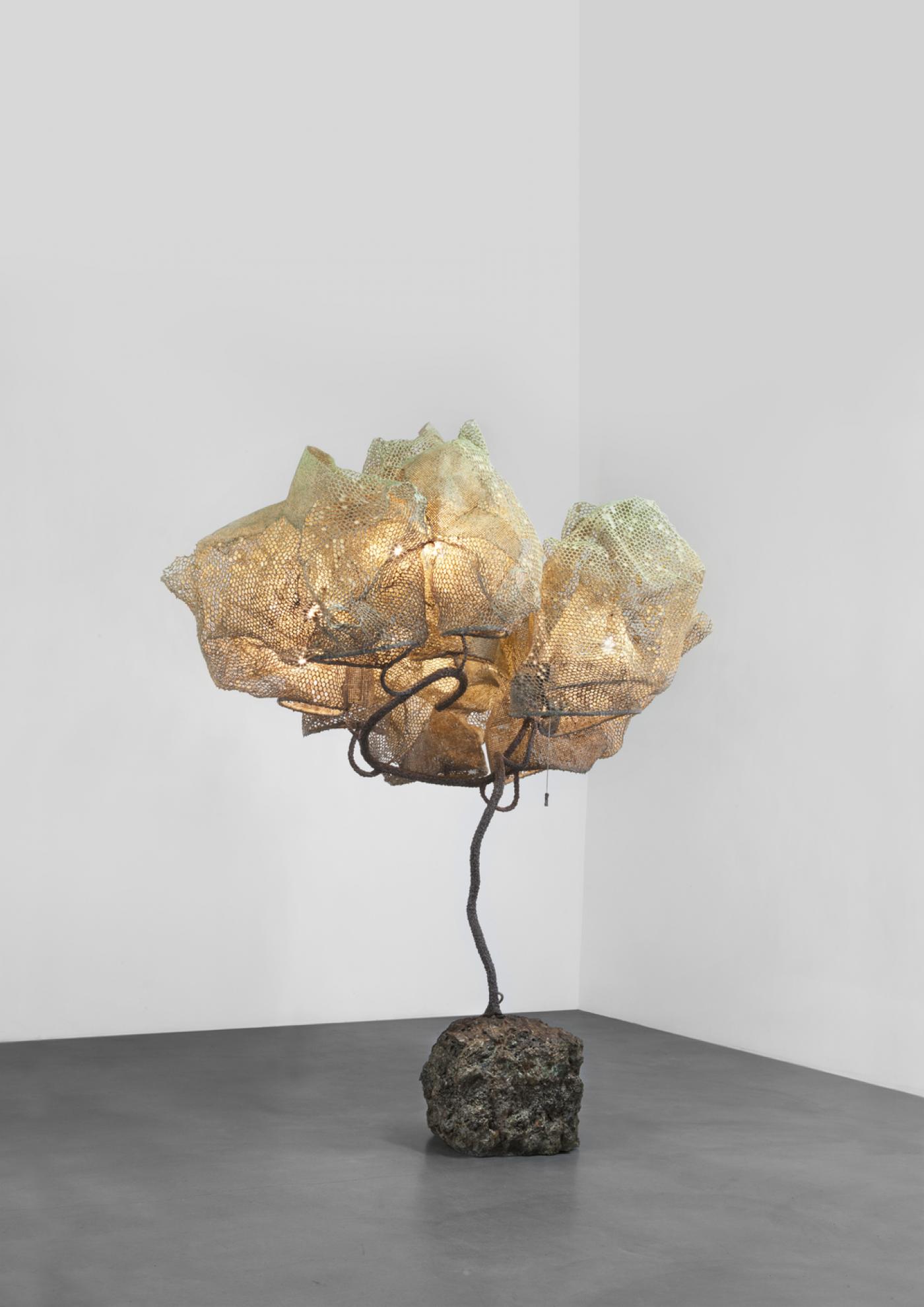 Nacho Carbonell, « Floor Lamp Concrete Base 3 », 2016, béton, métal, métal, treillis, baguettes à souder métalliques, paverpol, pigments de couleur et pâte à papier
247 x 200 x 170 cm. Pièce unique. Carpenters Workshop Gallery.