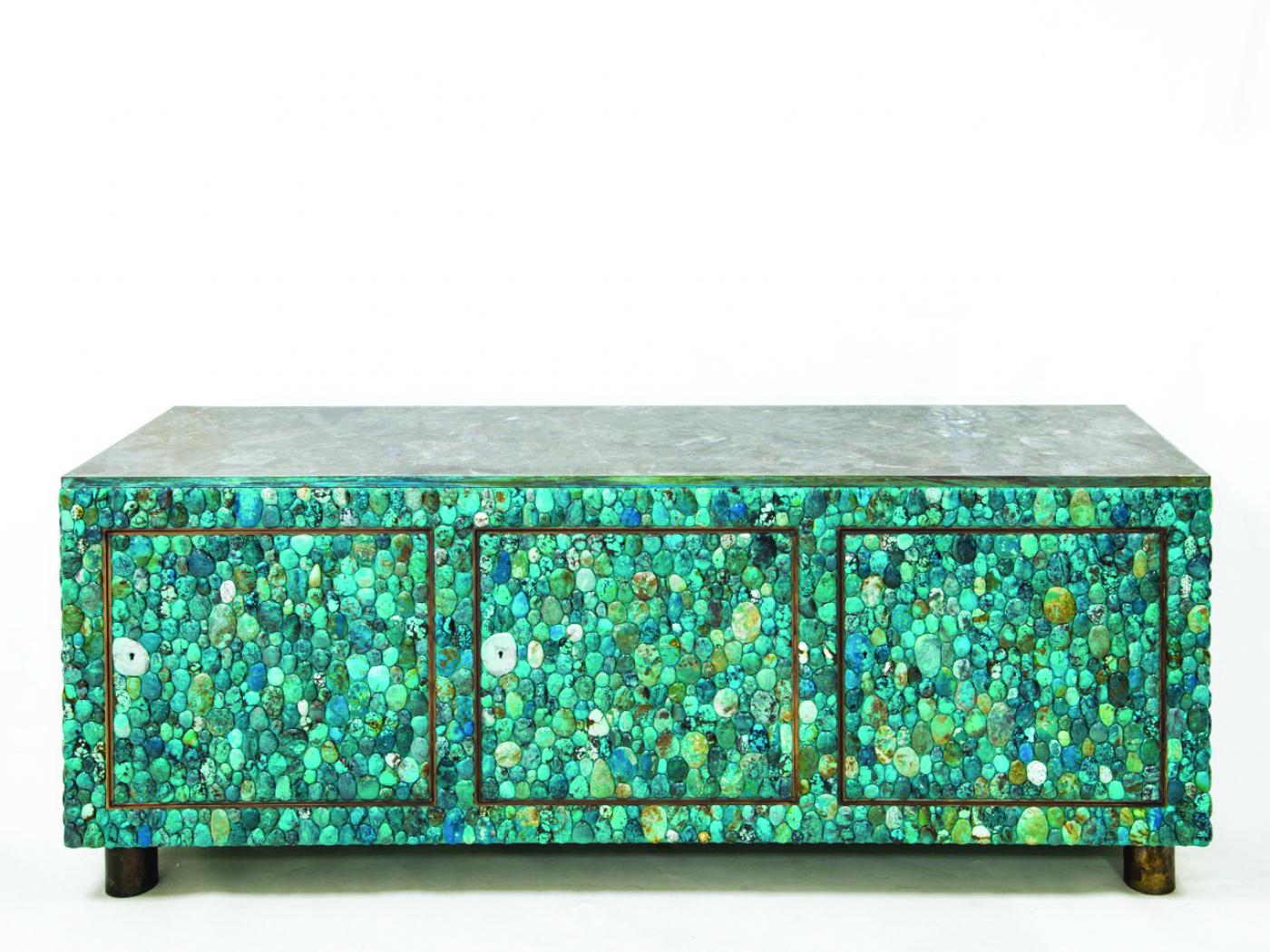 Kam Tin, Enfilade "Turquoise", structure bois recouverte de cabochons de turquoise, plateau en labradorite, piètements et finitions en laiton poli, France, 2018, 73 x 180 x 51 cm. Galerie Rapin.
