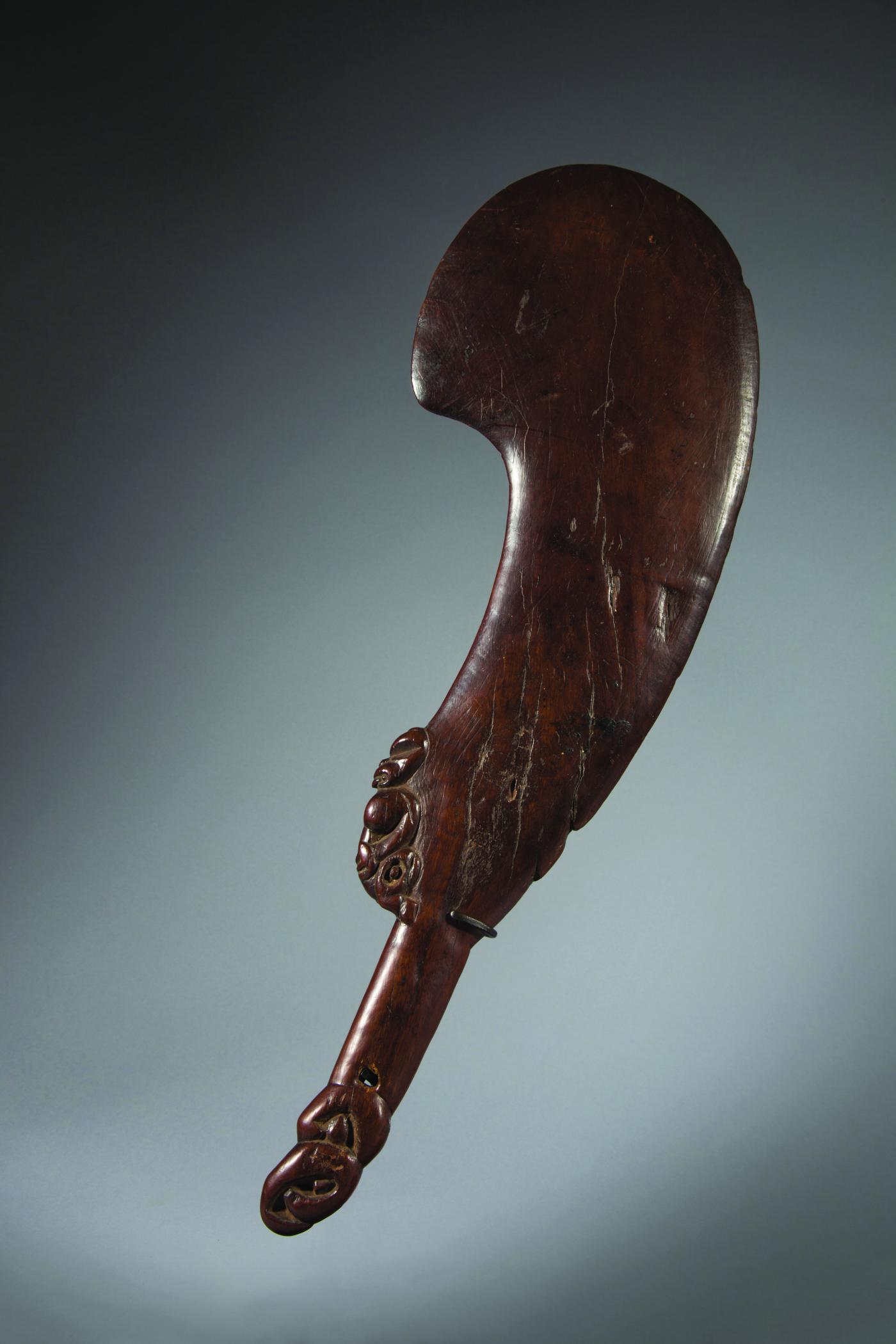 Massue courte Wahaika
Maori Nouvelle Zélande, XVIIIe ou début XIXe siècle, bois sculpté, 44,5 cm.