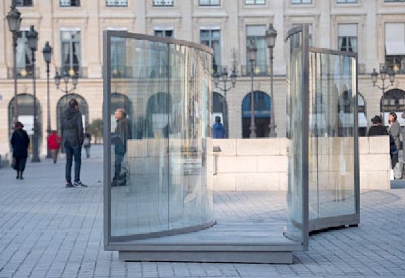 Dan Graham dresse 
ses pavillons place Vendôme