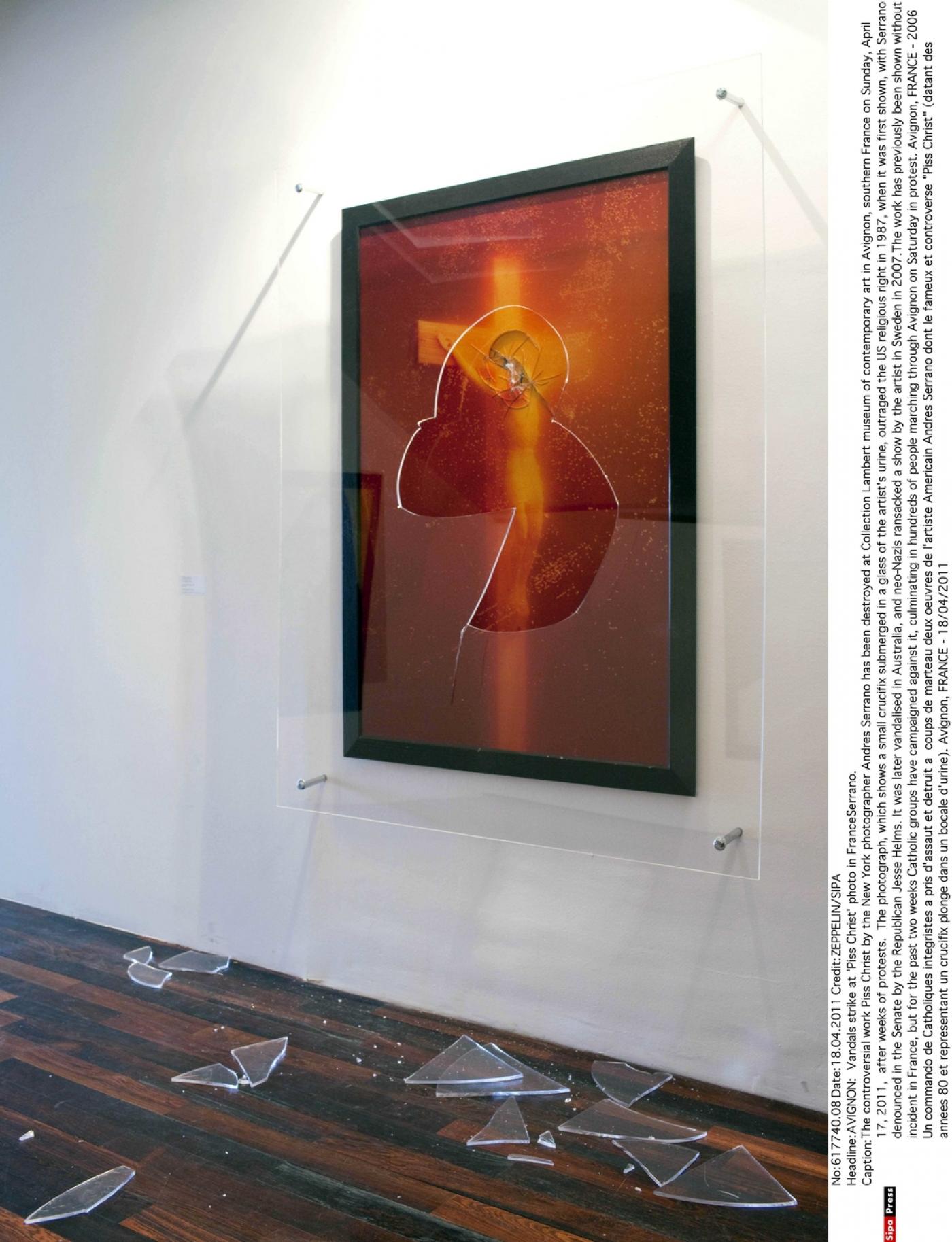 L'oeuvre controversée "Piss Christ", d'Andres Serrano (1987), vandalisée en 2011 à coups de marteau par un groupe de catholiques integristes, à la Fondation Lambert, Avignon.