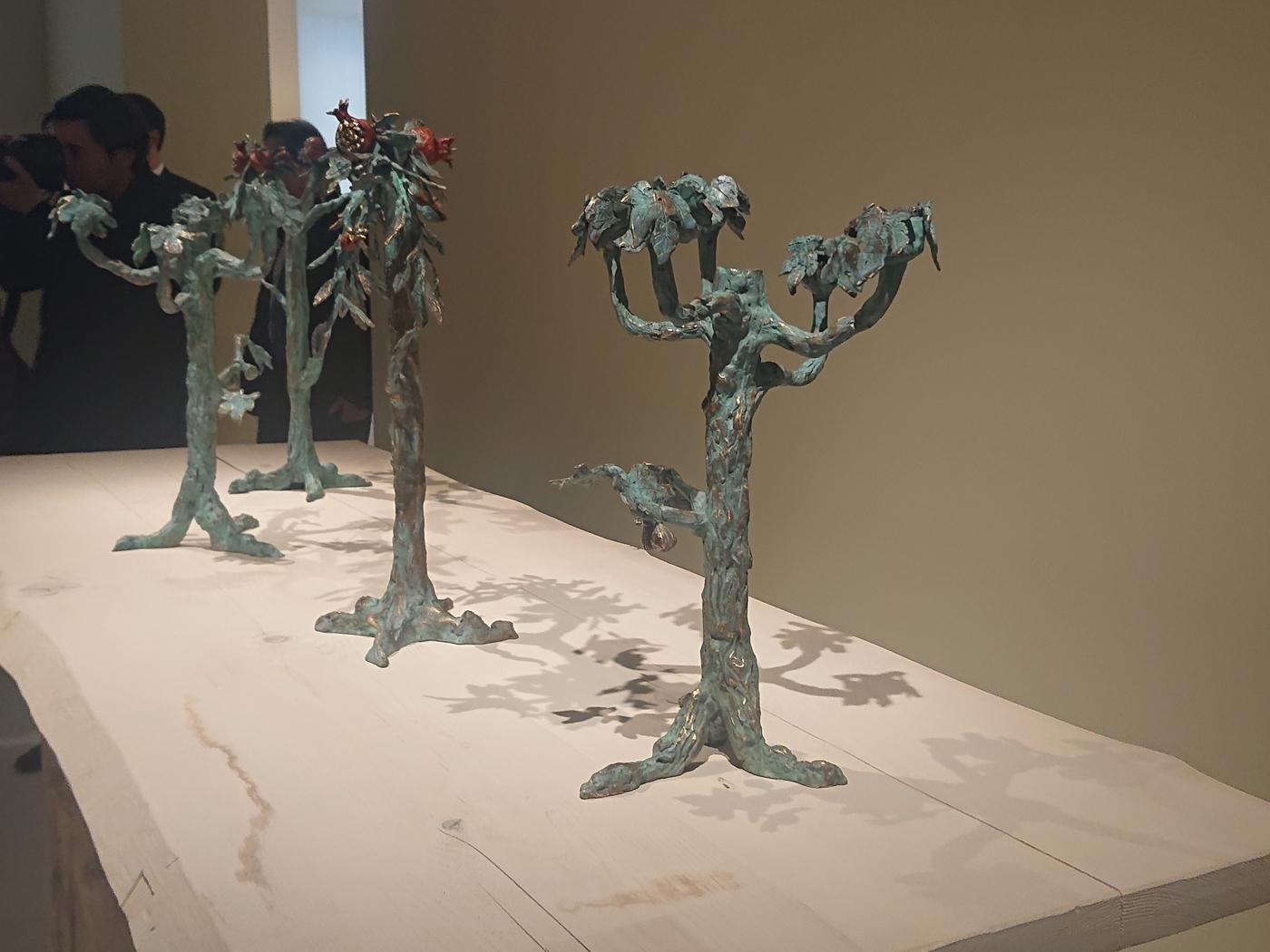 Setsuko Klossowka, "Chandeliers", 2018-2019, bronzes peint à la main, 43,5 x 28 x 26 cm.