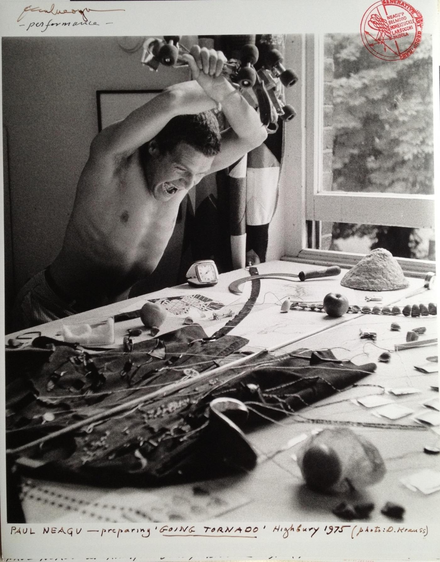 Paul Neagu, "Preparing Going Tornado", 1975, photographie noir et blanc, 50 x 40 cm.