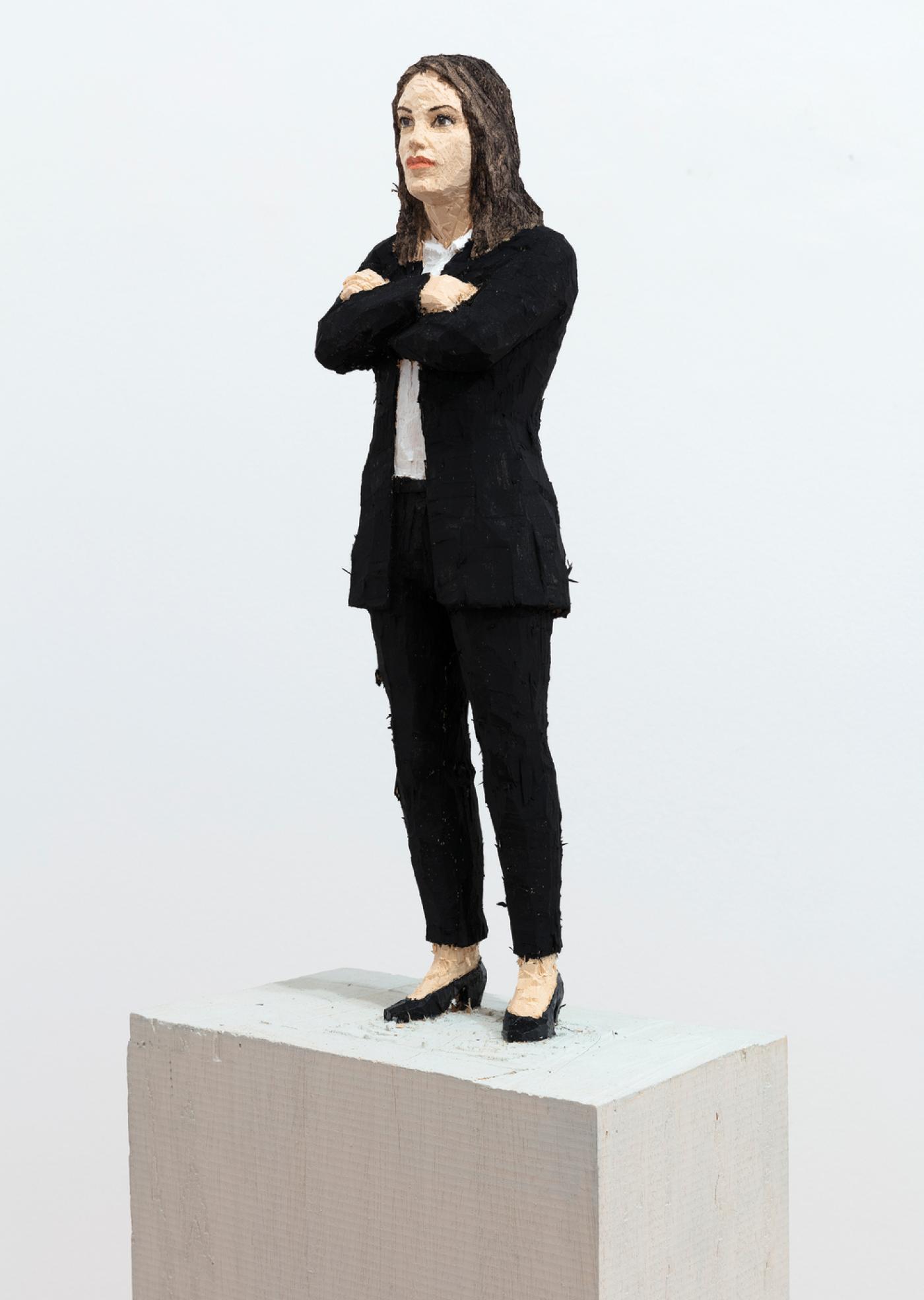 Stephan Balkenhol, "Woman in black suit", 2019, bois de wawa peint, 166 x 35 x 19 cm. Galerie Monica De Cardenas.