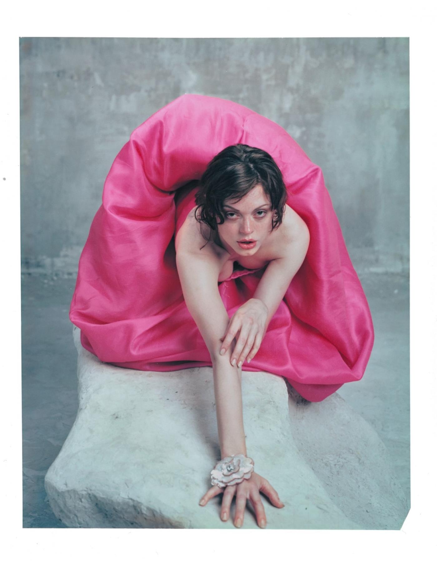 Bettina Rheims, “Héroïnes Rose McGowan, Polaroid No 1", 2005, Polaroïd couleur, 27,5 x 21,5 cm. Pièce unique. Galerie Xippas.