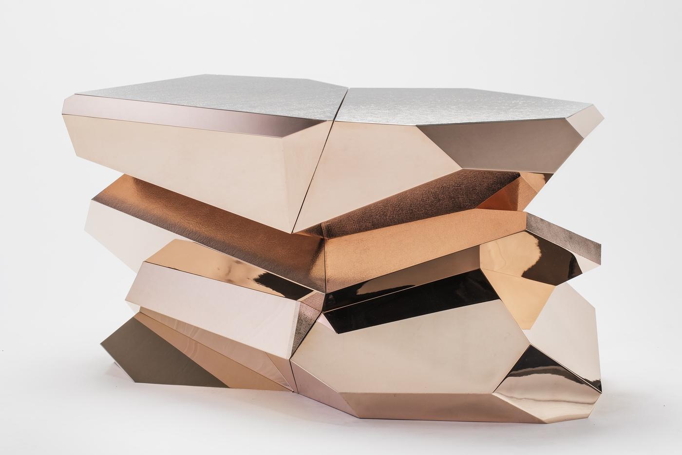 Juan &amp; Paloma Garrido, "Table basse Folds", 2018, métal plaqué or rose 24 carats, finition nickel sur le plateau, éd. 6 ex., 48,5 x 94 x 60 cm. Garrido gallery.