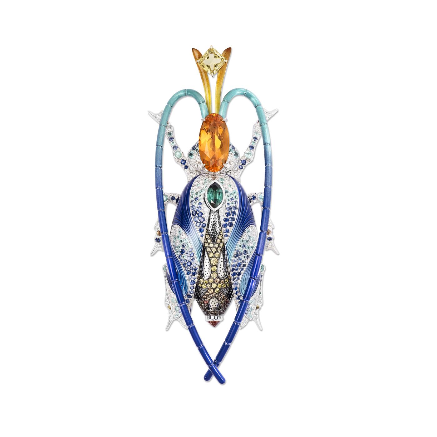 Lorenz Bäumer, "Broche Scarabée Été", or blanc, opale de feu orange (3,65 cts), béryl jaune, tourmaline bleue, diamants blancs, saphirs bleus, tourmalines paraïbas, saphirs oranges et jaunes, pièce unique, 9,3 x 3,8 cm.
