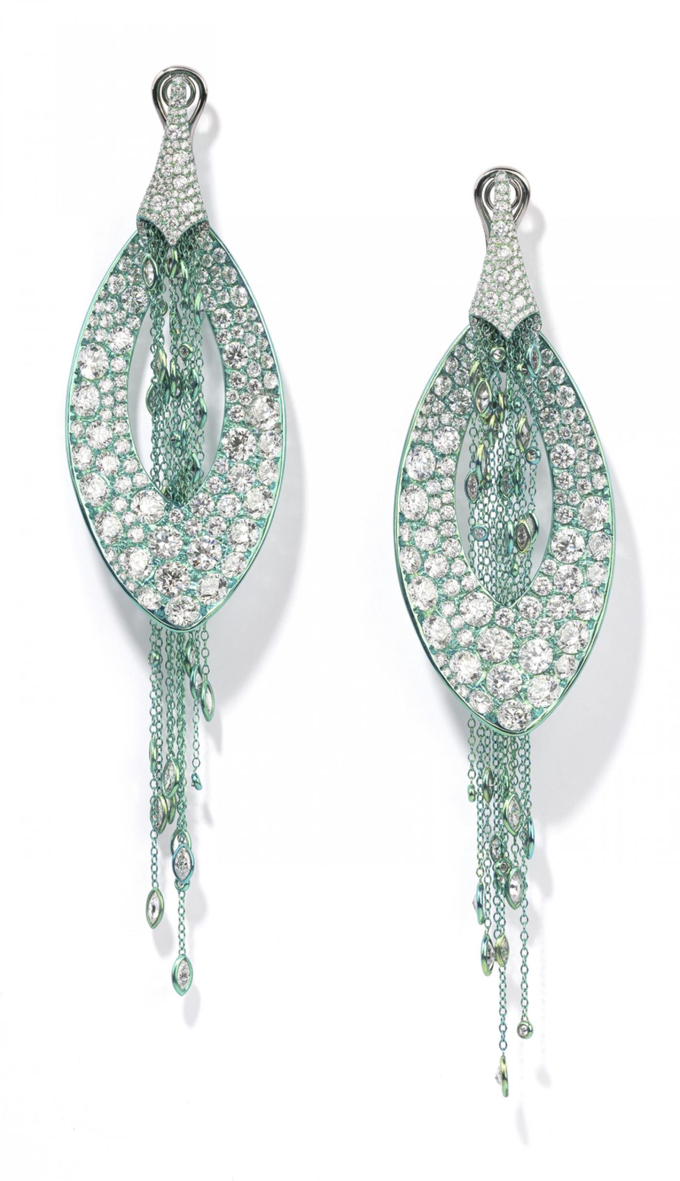 Paire de boucles d’oreilles en titane serties de 487 diamants taille brillant et 52 diamants de forme marquise.
Glenn Spiro.