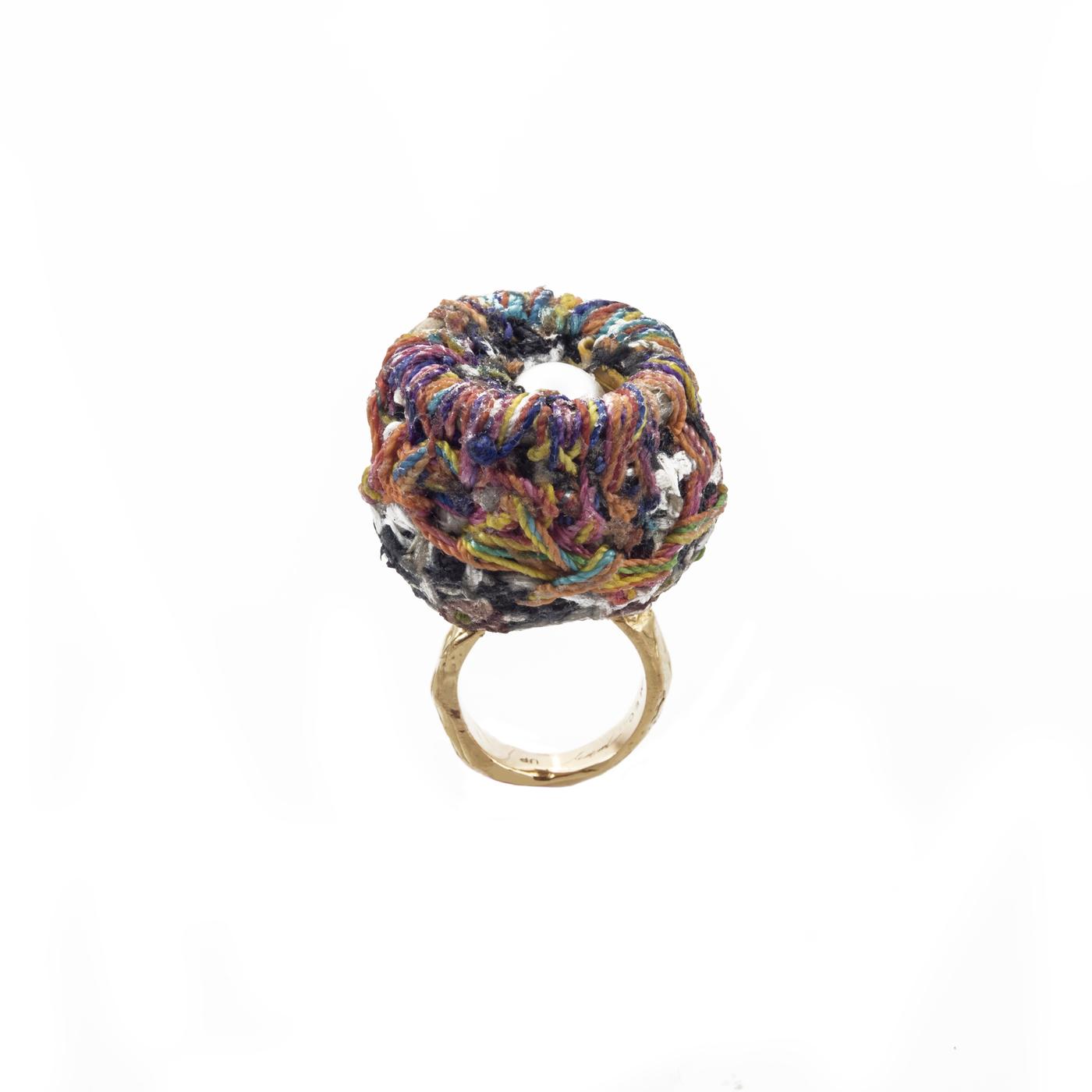 Pascale Marthine Tayou, "Bague Gri-Gri", 2017, bague en or jaune 18 carats, perle blanche des mers du Sud, perles, draps africains et fils de couleur, pièce unique signée. Elisabetta Cipriani.