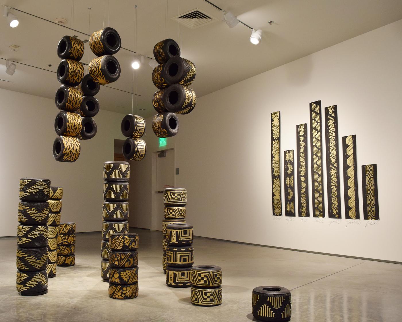 Betsabeé Romero, Stalagmitas y estalagtitas urbanas, 2014, pneus recyclés, impression avec encre dorée, installation in situ.

Présenté à l'exposition US-Mexico Border, à la Maison Folie Wazemmes, Lille.