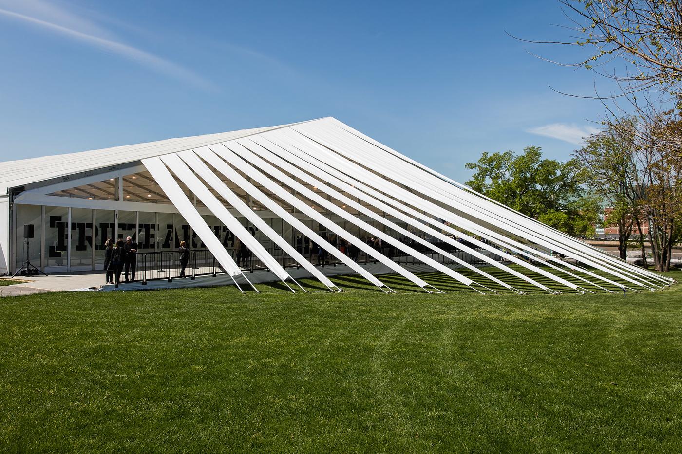 Frieze New York : du monde sous la tente, mais n’oubliez pas votre parapluie ! 