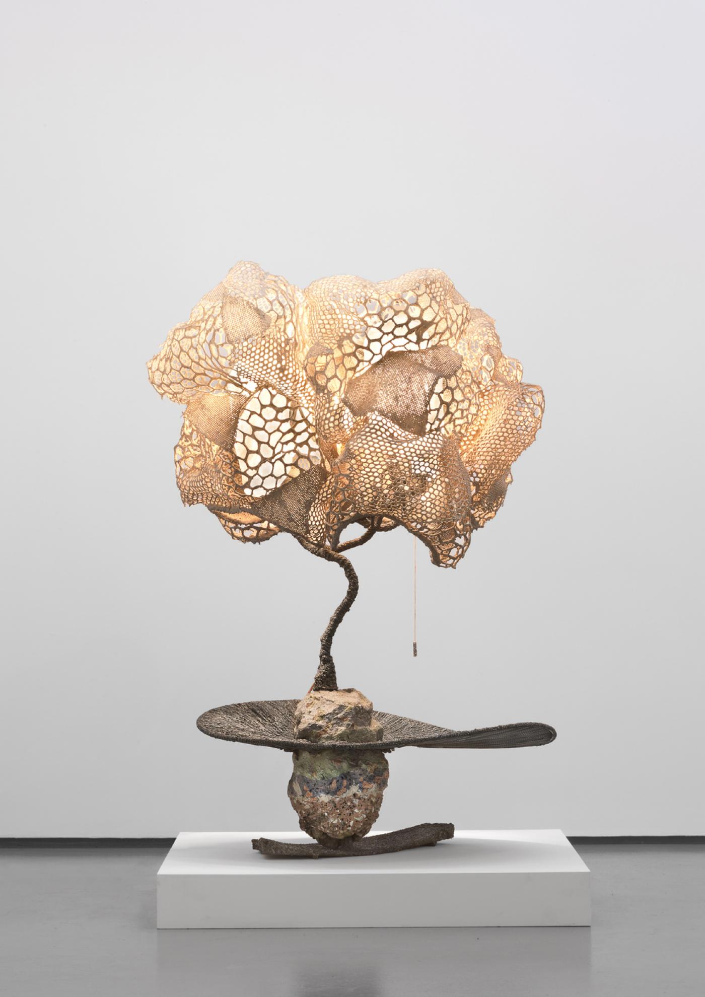 Nacho Carbonell, Lily Pad Tree, 2018, trame en acier, maille métallique, béton, plâtre et mélange de paverpol, 174 x 112 x 112 cm.