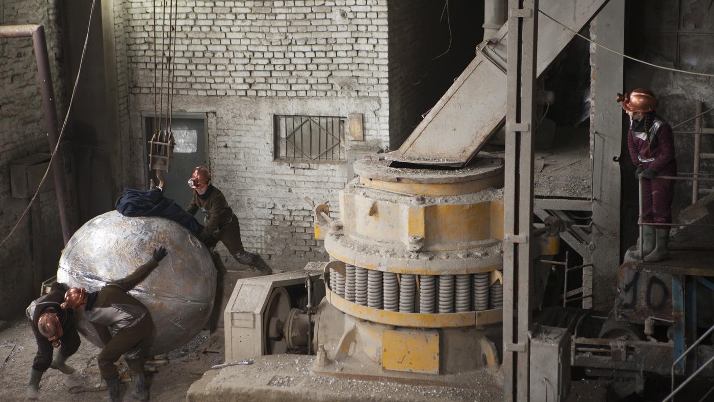 Pavillon ALBANIE
Dritan Zeneli, Maybe the cosmos is not so extraordinary, 2019, installation vidéo sculpturale à deux canaux.