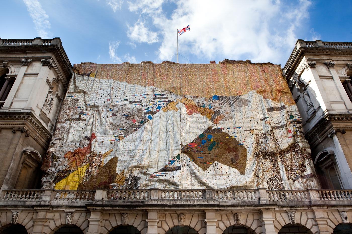 Pavillon GHANA
El Anatsui. TSIATSIA – Searching for Connection, 2013, installation sur la façade de la Burlington House, Royal Academy of Arts à Londres, 1560 x 2500 cm.