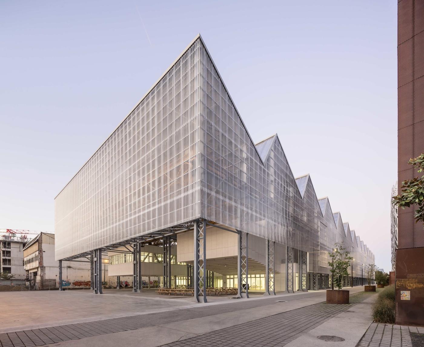 Vue extérieure de la nouvelle école des Beaux-Arts sur l'île de Nantes.