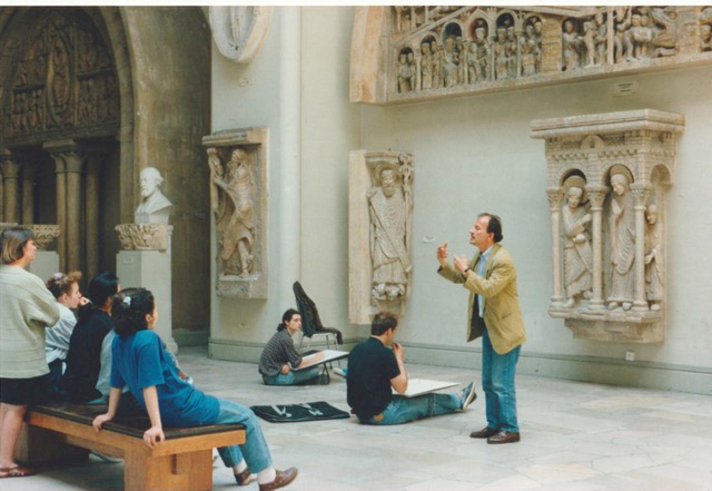 Jean-Paul Perbost encadrant une visite en groupe scolaire au Musée des Monuments Français, à la Cité de l'Architecture et du Patrimoine.