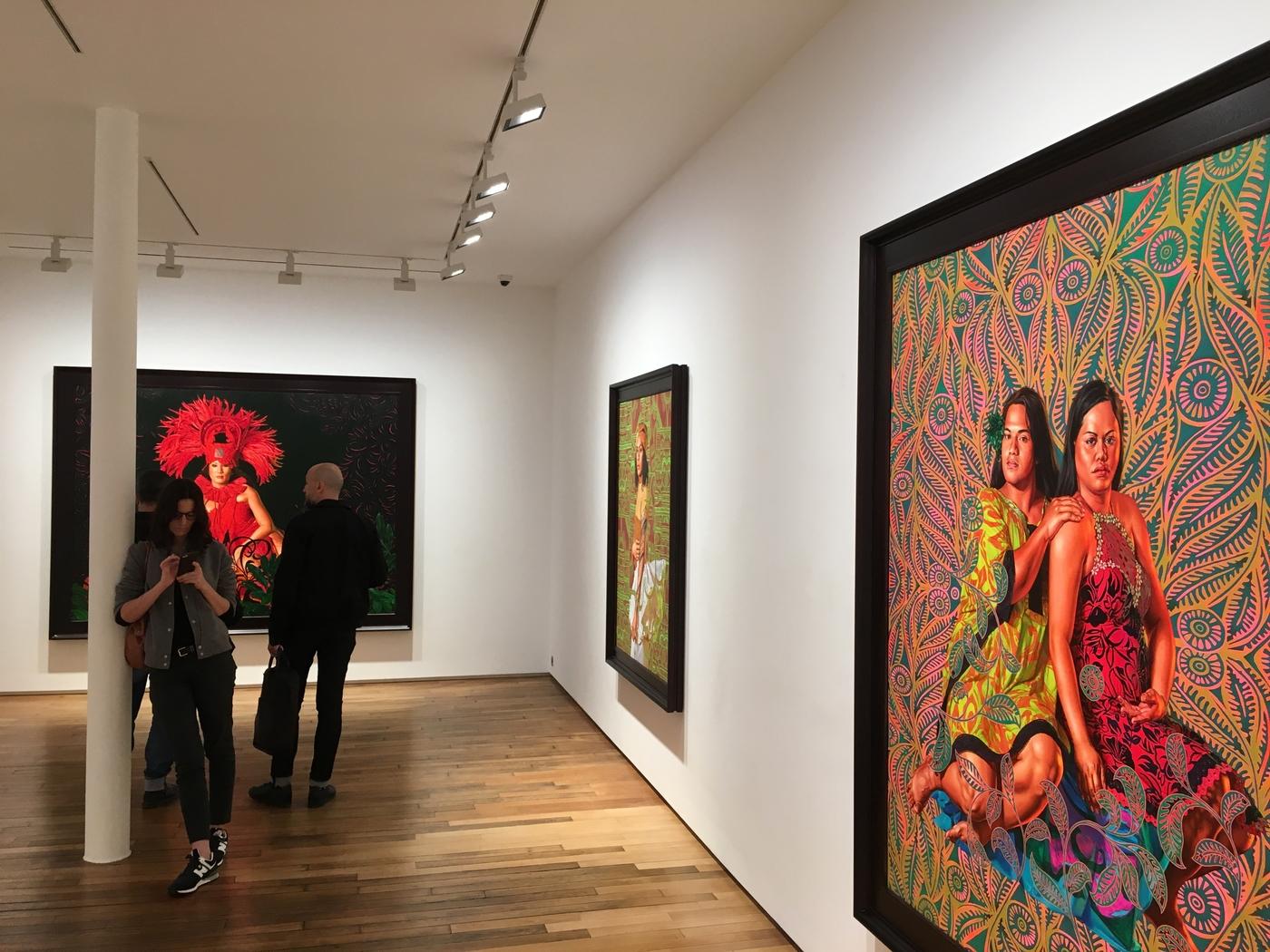 Vue de l’exposition de Kehinde Wiley « Tahiti » à la Galerie Templon. De gauche à droite : "Portrait of Shelby Hunter", 2019, huile sur lin, 210,5 x
271,5 cm ; "Portrait of Tuatini Manate II", 2019, huile sur lin, 174,5 x
145 cm; "Contes Barbares", 2019, huile sur lin, 212,5 x 180,2 cm.
