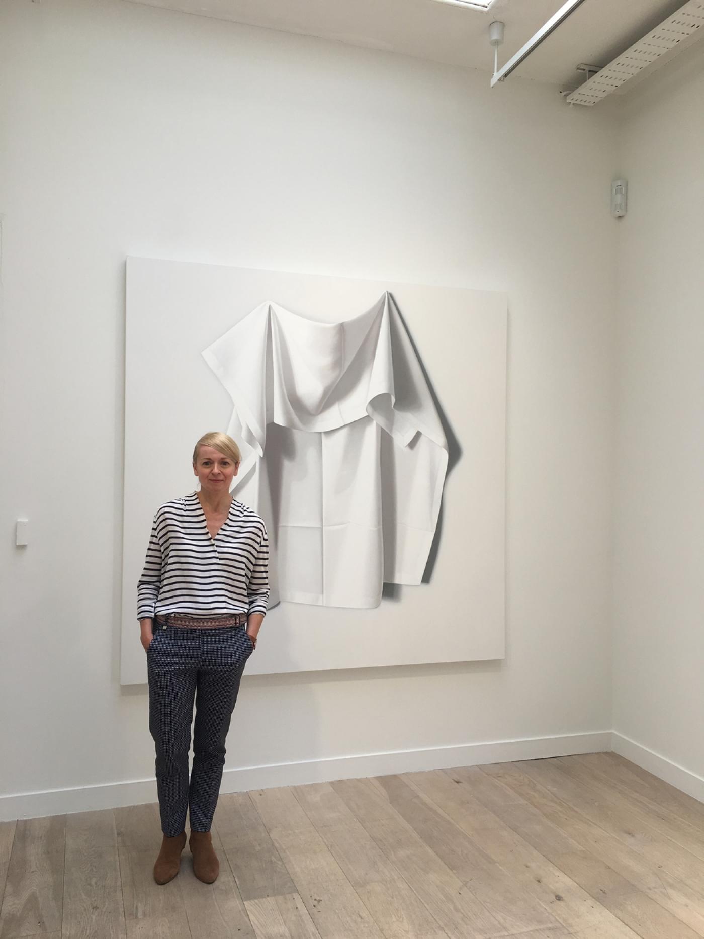 Alison Watt devant "Peale", 2018,
huile sur toile, 182,9 x 182,9 cm.