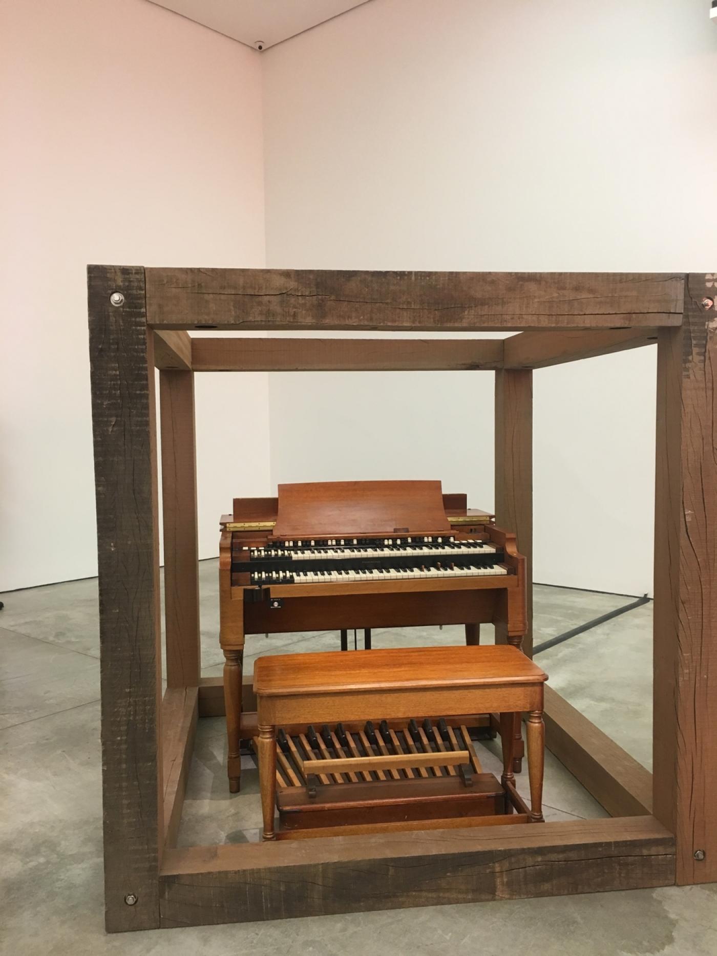 Theaster Gates, "Sound Cube", 2019, azobe (bois), orgue Hammond B3, enceinte Leslie, 182,9 x 182,9 x 182,9 cm.