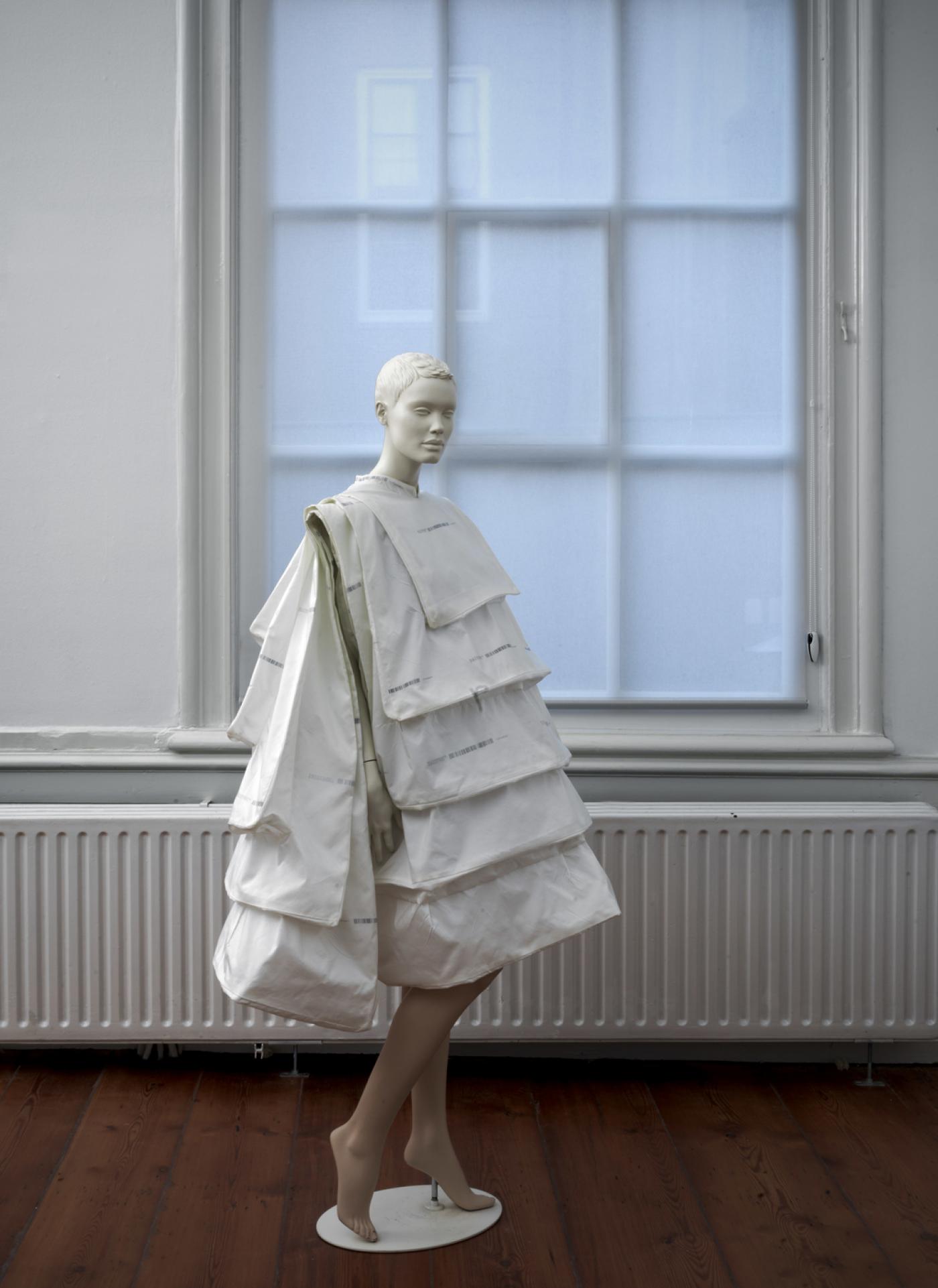 Alicia Framis, "Lifedress", 2018-2019, Installation. Vidéo 4mn 34 sec, édition de 3 + 1AP. 9 mannequins habillés de robes différentes fabriquées à partir d'airbags, chacun 174 cm. Un compresseur dans une boîte, 50 x 70 x 70 cm, pièce unique.