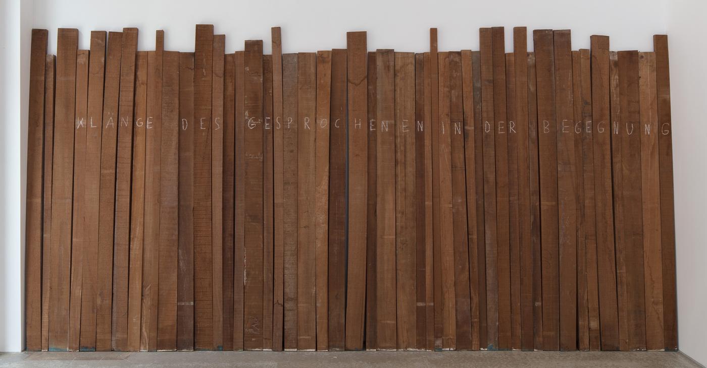 Bernd Lohaus, "Untitled (Klänge)", vers 1989, craie et bois, 230 x 476 x 20 cm. Pièce unique.
Vue d'installation à la galerie Daniel Marzona, avril 2017.