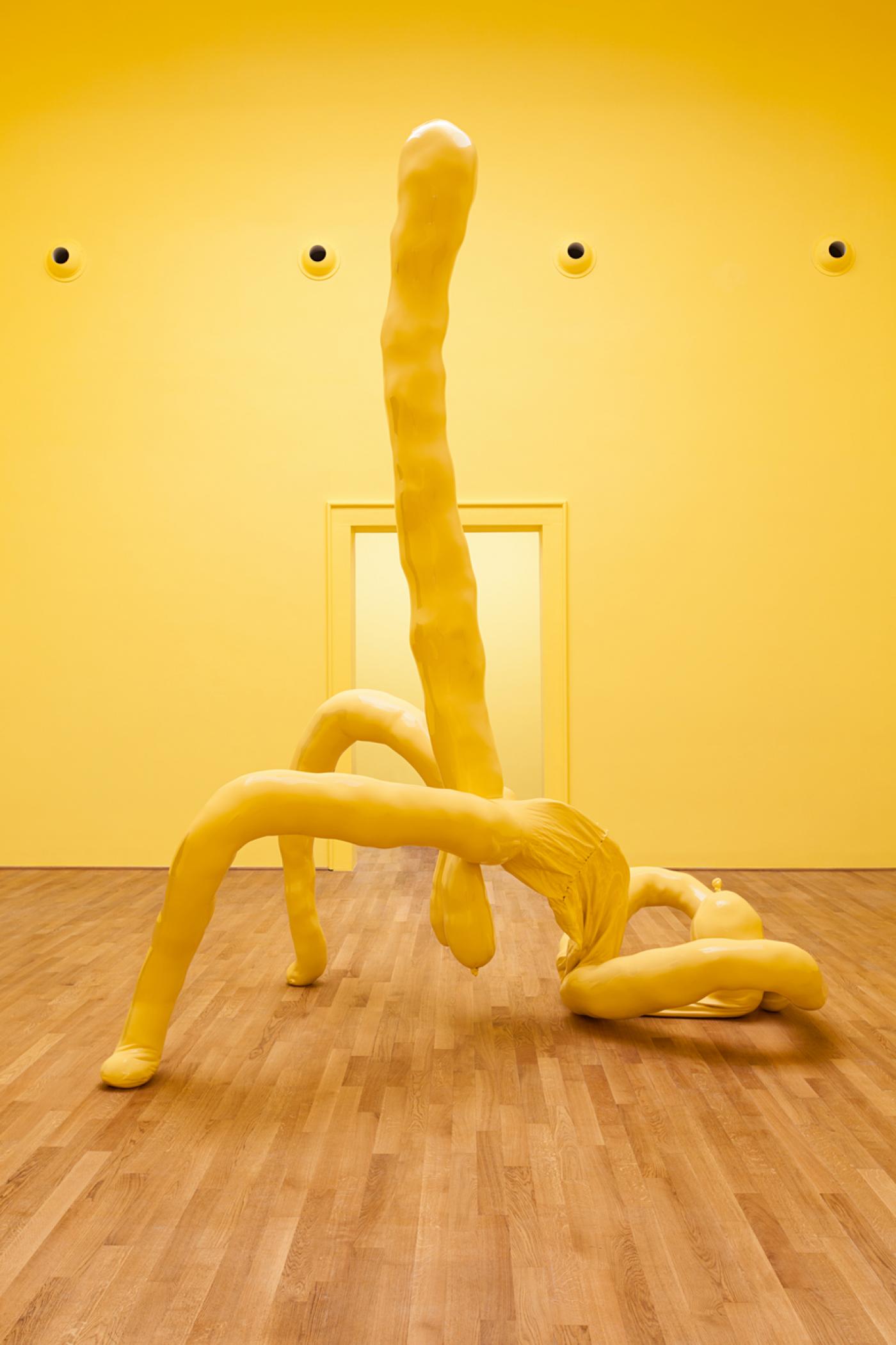 Sarah Lucas, "Deep Cream Maradona", 2015, bronze, 445 x 200 x 340 cm.