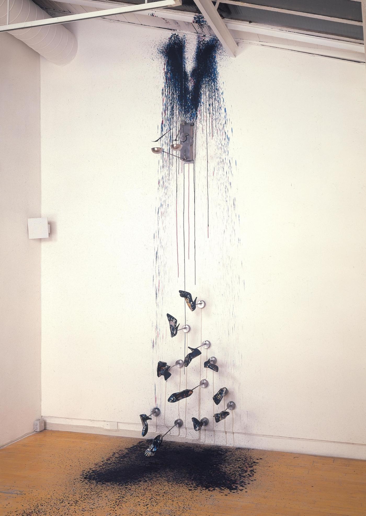 Rebecca Horn, Die preussische Braut, 1988, peinture bleue, 11 escarpins, construction en métal, moteurs.