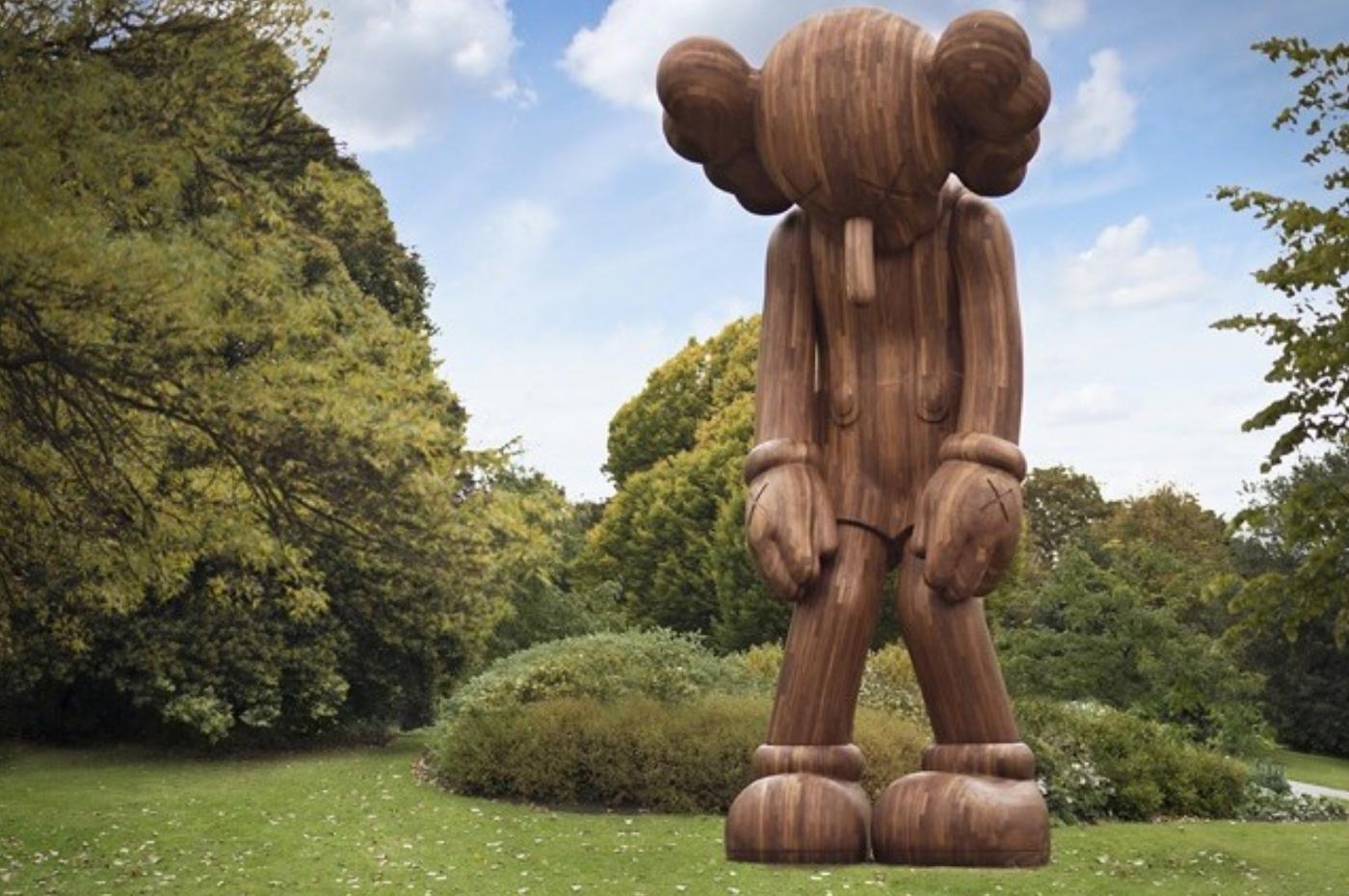 KAWS, FRIEZE SCULPTURE PARK, 2014, exposé pendant la foire FRIEZE - The Sculpture Park à Regent's Park, Londres.