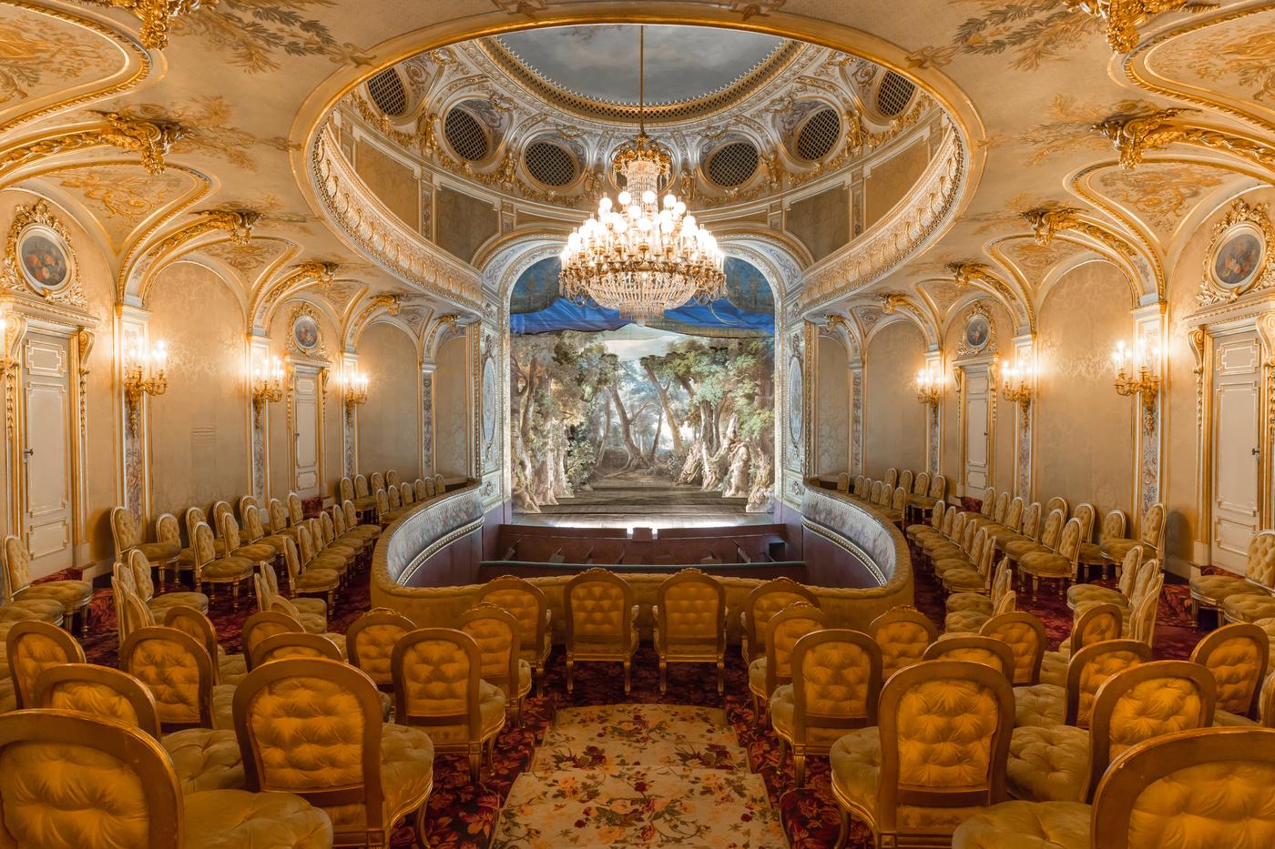 Salle de spectacle du théâtre Impérial de Fontainebleau, avec son décor de forêt.