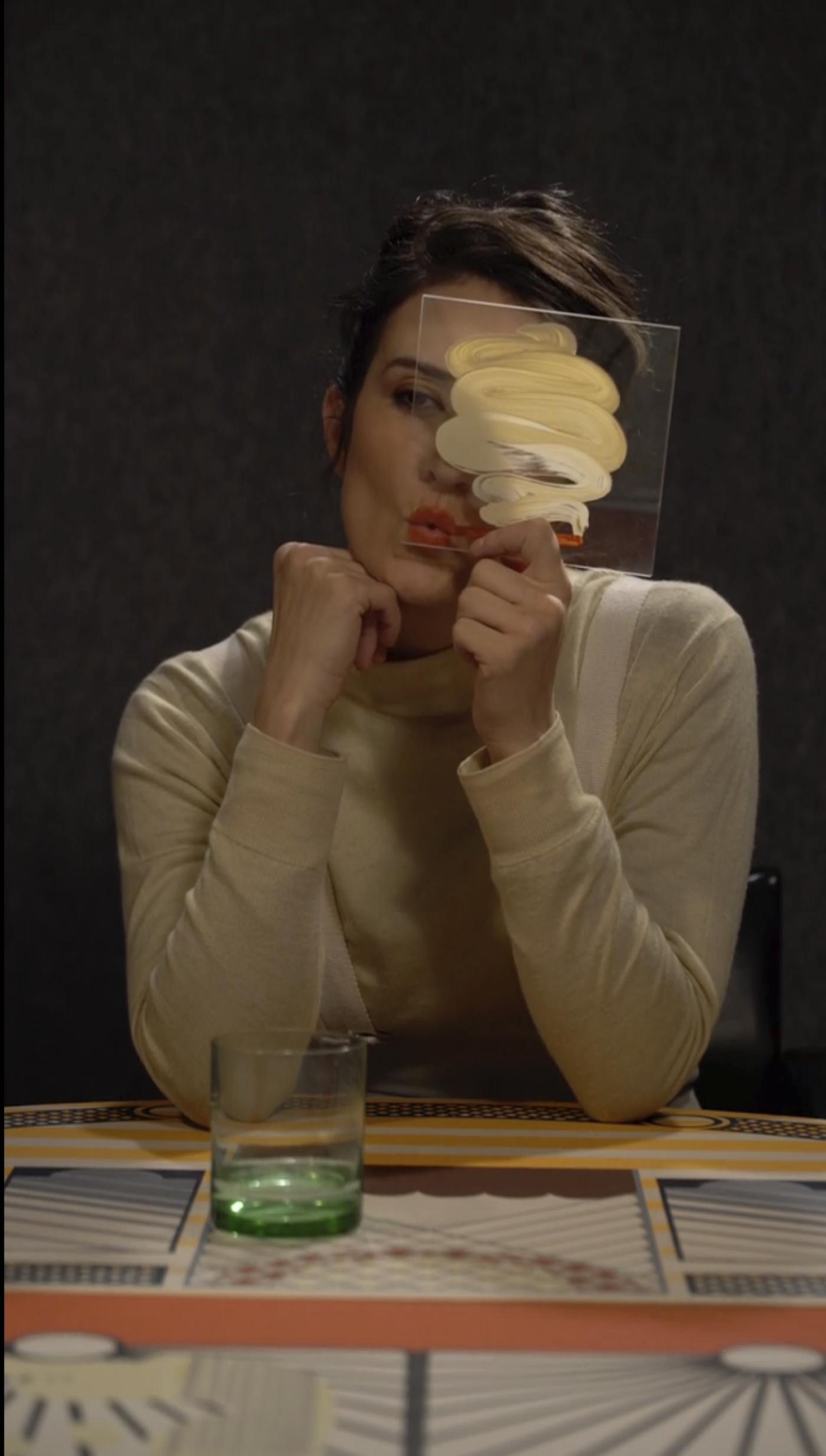 Charlotte Khouri , "Investiture cœur d’argent", vidéo et installation, 2019, Salon de Montrouge.