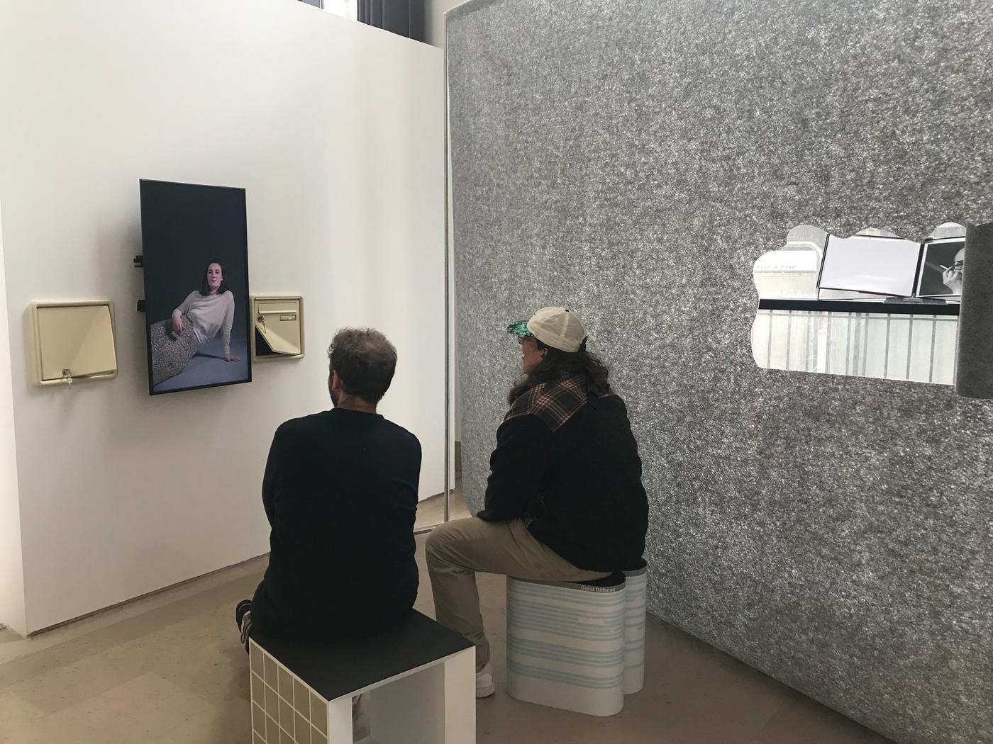 Charlotte Khouri , "Investiture cœur d’argent", vidéo et installation, 2019, Salon de Montrouge.