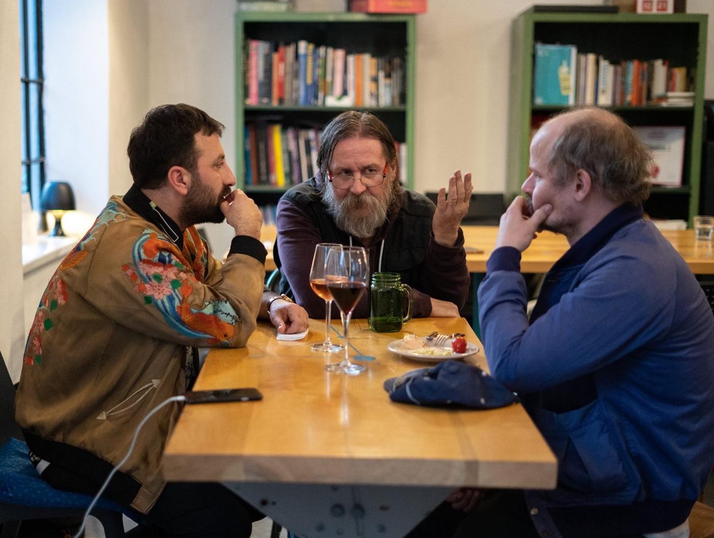 Ahmet Öğüt, Dan Perjovschi et Michael Beutler aux rencontres de l'Ambasada qui pécédent la Biennale de Timișoara, Roumanie.