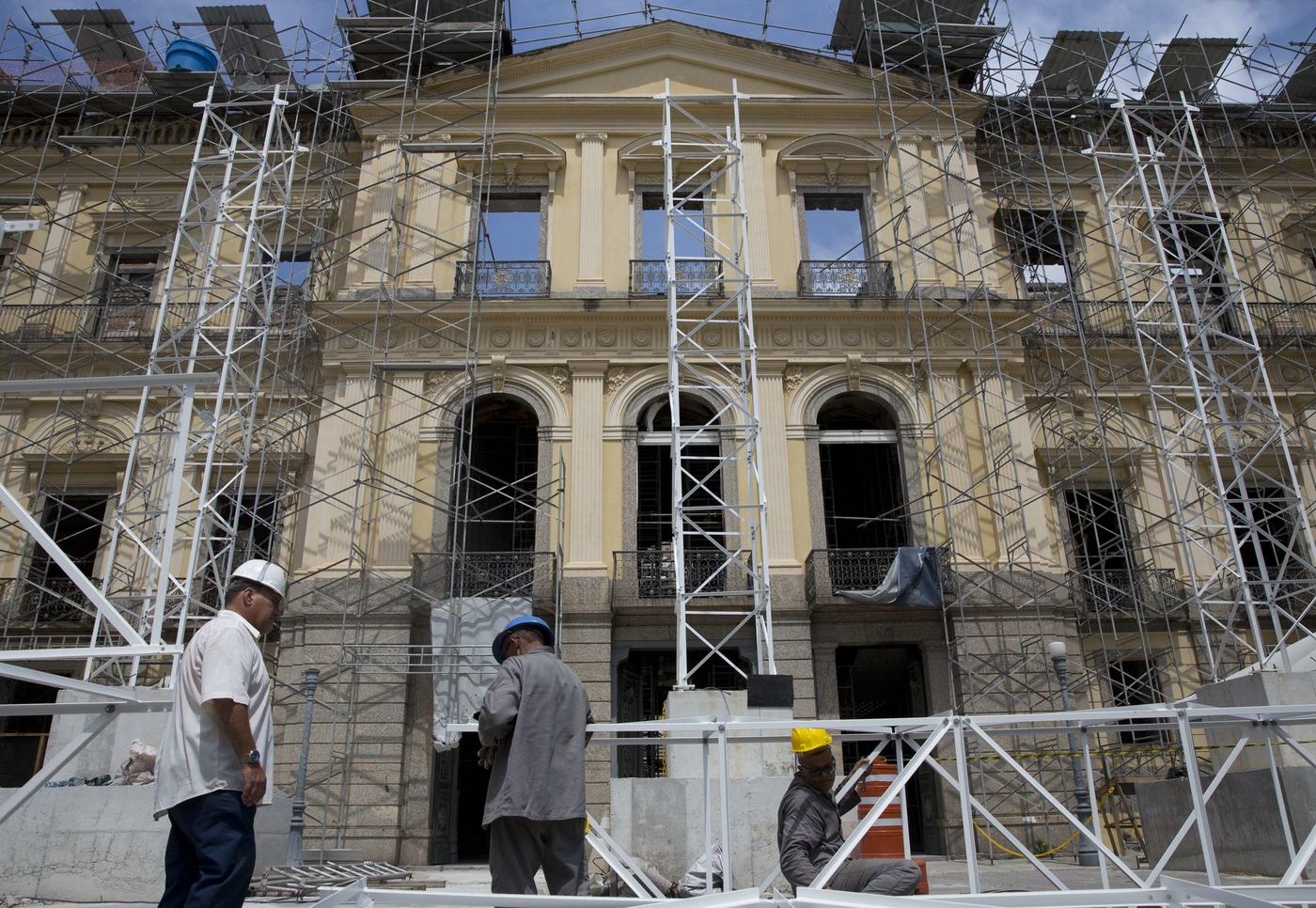 L'érection des échafaudages autour du Musée National du Brésil en février 2019, cinq mois après l'incendie qui a ravagé une partie du bâtiment.