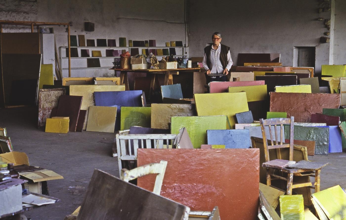 Pierre Tal Coat dans son atelier de Dormont, en 1984.